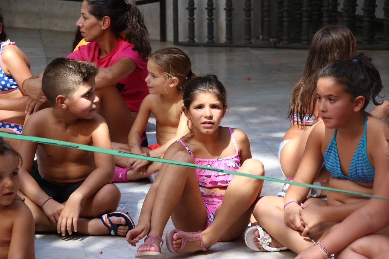 'Euexia Rural' ha celebrado, este fin de semana, su primer 'Campus deportivo inclusivo'. La actividad se ha desarrollado en el Palacio de los Guzmanes y ha contado con un variado programa de actividades: juegos acuáticos, 'máster chef', cine, baloncesto, fútbol, tenis, actividades nocturnas, etc. Jesús Sosa, presidente de la citada Asociación, ha señalado que «ha sido un campus muy diferente, tanto por el aprendizaje en diversidad de los niños como por el entorno en el que ha tenido lugar». Unas 55 personas, entre ellas, 25 niños, han formado parte de este Campus en el que «personas con discapacidad de nuestra asociación y otros colectivos en riesgo de exclusión social han participado con el rol de monitores, perdiendo, así, el rol de beneficiarios que han venido teniendo históricamente», indica Sosa. La actividad ha contado con el apoyo de la Fundación 'Alfonso Gallardo' y la colaboración de la Diputación de Badajoz, el Ayuntamiento de Jerez y la Fundación 'Decathlon'.