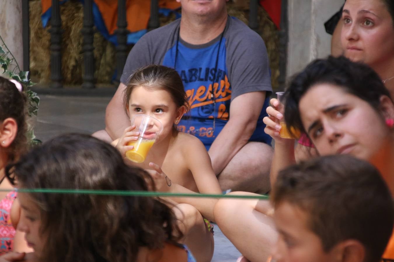 'Euexia Rural' ha celebrado, este fin de semana, su primer 'Campus deportivo inclusivo'. La actividad se ha desarrollado en el Palacio de los Guzmanes y ha contado con un variado programa de actividades: juegos acuáticos, 'máster chef', cine, baloncesto, fútbol, tenis, actividades nocturnas, etc. Jesús Sosa, presidente de la citada Asociación, ha señalado que «ha sido un campus muy diferente, tanto por el aprendizaje en diversidad de los niños como por el entorno en el que ha tenido lugar». Unas 55 personas, entre ellas, 25 niños, han formado parte de este Campus en el que «personas con discapacidad de nuestra asociación y otros colectivos en riesgo de exclusión social han participado con el rol de monitores, perdiendo, así, el rol de beneficiarios que han venido teniendo históricamente», indica Sosa. La actividad ha contado con el apoyo de la Fundación 'Alfonso Gallardo' y la colaboración de la Diputación de Badajoz, el Ayuntamiento de Jerez y la Fundación 'Decathlon'.