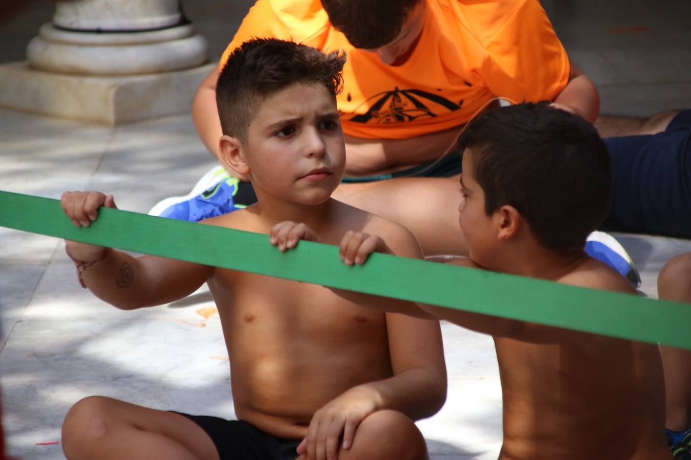 'Euexia Rural' ha celebrado, este fin de semana, su primer 'Campus deportivo inclusivo'. La actividad se ha desarrollado en el Palacio de los Guzmanes y ha contado con un variado programa de actividades: juegos acuáticos, 'máster chef', cine, baloncesto, fútbol, tenis, actividades nocturnas, etc. Jesús Sosa, presidente de la citada Asociación, ha señalado que «ha sido un campus muy diferente, tanto por el aprendizaje en diversidad de los niños como por el entorno en el que ha tenido lugar». Unas 55 personas, entre ellas, 25 niños, han formado parte de este Campus en el que «personas con discapacidad de nuestra asociación y otros colectivos en riesgo de exclusión social han participado con el rol de monitores, perdiendo, así, el rol de beneficiarios que han venido teniendo históricamente», indica Sosa. La actividad ha contado con el apoyo de la Fundación 'Alfonso Gallardo' y la colaboración de la Diputación de Badajoz, el Ayuntamiento de Jerez y la Fundación 'Decathlon'.