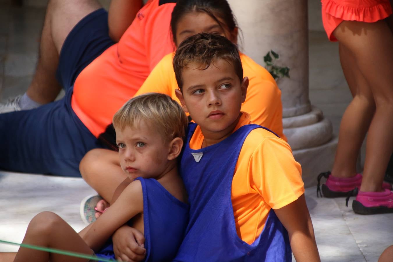 'Euexia Rural' ha celebrado, este fin de semana, su primer 'Campus deportivo inclusivo'. La actividad se ha desarrollado en el Palacio de los Guzmanes y ha contado con un variado programa de actividades: juegos acuáticos, 'máster chef', cine, baloncesto, fútbol, tenis, actividades nocturnas, etc. Jesús Sosa, presidente de la citada Asociación, ha señalado que «ha sido un campus muy diferente, tanto por el aprendizaje en diversidad de los niños como por el entorno en el que ha tenido lugar». Unas 55 personas, entre ellas, 25 niños, han formado parte de este Campus en el que «personas con discapacidad de nuestra asociación y otros colectivos en riesgo de exclusión social han participado con el rol de monitores, perdiendo, así, el rol de beneficiarios que han venido teniendo históricamente», indica Sosa. La actividad ha contado con el apoyo de la Fundación 'Alfonso Gallardo' y la colaboración de la Diputación de Badajoz, el Ayuntamiento de Jerez y la Fundación 'Decathlon'.