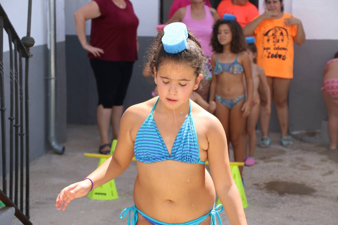 'Euexia Rural' ha celebrado, este fin de semana, su primer 'Campus deportivo inclusivo'. La actividad se ha desarrollado en el Palacio de los Guzmanes y ha contado con un variado programa de actividades: juegos acuáticos, 'máster chef', cine, baloncesto, fútbol, tenis, actividades nocturnas, etc. Jesús Sosa, presidente de la citada Asociación, ha señalado que «ha sido un campus muy diferente, tanto por el aprendizaje en diversidad de los niños como por el entorno en el que ha tenido lugar». Unas 55 personas, entre ellas, 25 niños, han formado parte de este Campus en el que «personas con discapacidad de nuestra asociación y otros colectivos en riesgo de exclusión social han participado con el rol de monitores, perdiendo, así, el rol de beneficiarios que han venido teniendo históricamente», indica Sosa. La actividad ha contado con el apoyo de la Fundación 'Alfonso Gallardo' y la colaboración de la Diputación de Badajoz, el Ayuntamiento de Jerez y la Fundación 'Decathlon'.