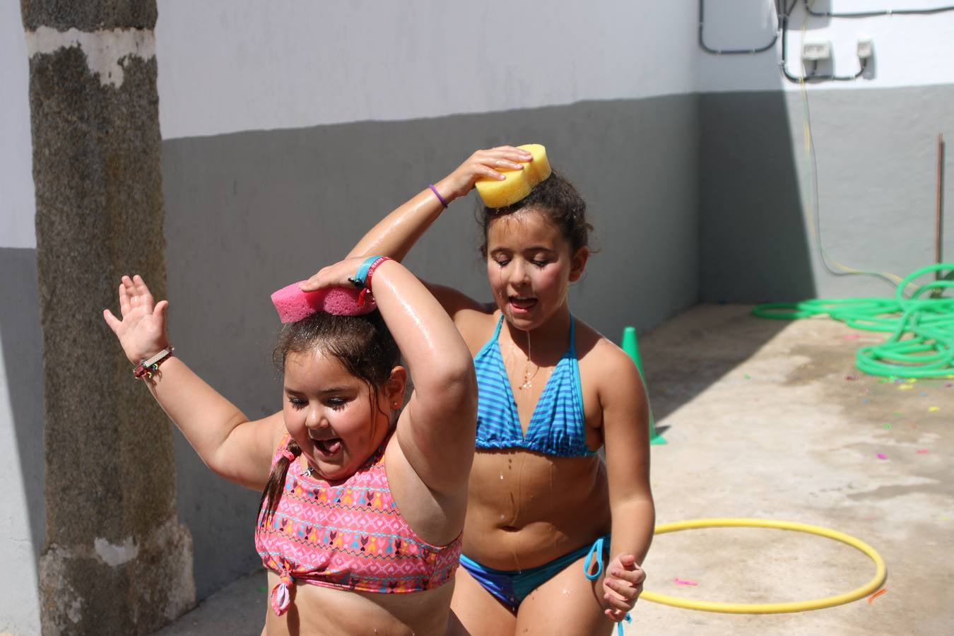 'Euexia Rural' ha celebrado, este fin de semana, su primer 'Campus deportivo inclusivo'. La actividad se ha desarrollado en el Palacio de los Guzmanes y ha contado con un variado programa de actividades: juegos acuáticos, 'máster chef', cine, baloncesto, fútbol, tenis, actividades nocturnas, etc. Jesús Sosa, presidente de la citada Asociación, ha señalado que «ha sido un campus muy diferente, tanto por el aprendizaje en diversidad de los niños como por el entorno en el que ha tenido lugar». Unas 55 personas, entre ellas, 25 niños, han formado parte de este Campus en el que «personas con discapacidad de nuestra asociación y otros colectivos en riesgo de exclusión social han participado con el rol de monitores, perdiendo, así, el rol de beneficiarios que han venido teniendo históricamente», indica Sosa. La actividad ha contado con el apoyo de la Fundación 'Alfonso Gallardo' y la colaboración de la Diputación de Badajoz, el Ayuntamiento de Jerez y la Fundación 'Decathlon'.