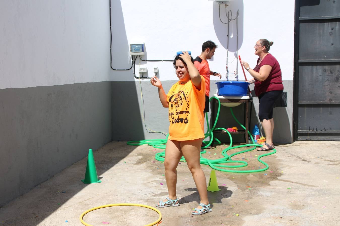 'Euexia Rural' ha celebrado, este fin de semana, su primer 'Campus deportivo inclusivo'. La actividad se ha desarrollado en el Palacio de los Guzmanes y ha contado con un variado programa de actividades: juegos acuáticos, 'máster chef', cine, baloncesto, fútbol, tenis, actividades nocturnas, etc. Jesús Sosa, presidente de la citada Asociación, ha señalado que «ha sido un campus muy diferente, tanto por el aprendizaje en diversidad de los niños como por el entorno en el que ha tenido lugar». Unas 55 personas, entre ellas, 25 niños, han formado parte de este Campus en el que «personas con discapacidad de nuestra asociación y otros colectivos en riesgo de exclusión social han participado con el rol de monitores, perdiendo, así, el rol de beneficiarios que han venido teniendo históricamente», indica Sosa. La actividad ha contado con el apoyo de la Fundación 'Alfonso Gallardo' y la colaboración de la Diputación de Badajoz, el Ayuntamiento de Jerez y la Fundación 'Decathlon'.