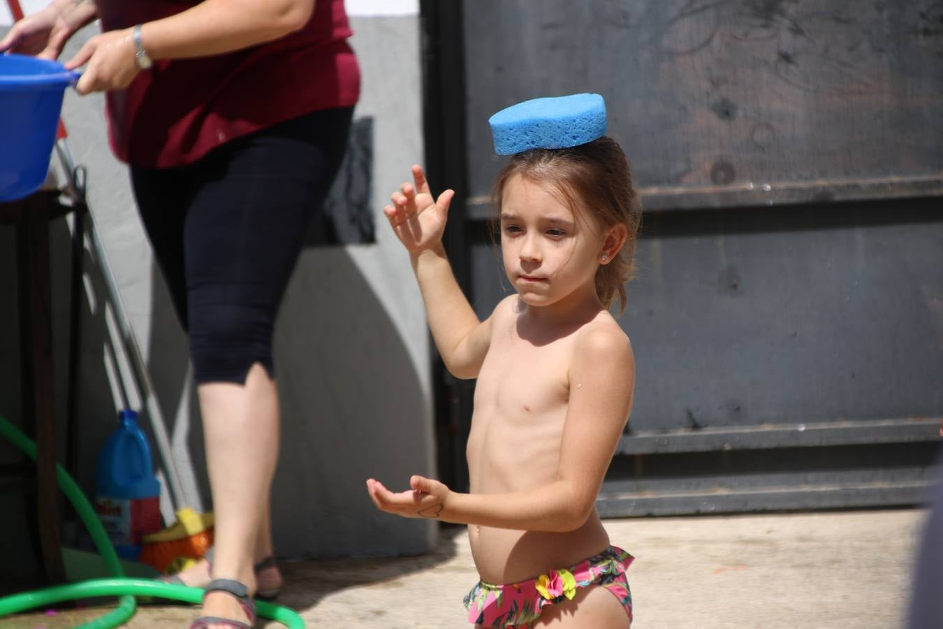 'Euexia Rural' ha celebrado, este fin de semana, su primer 'Campus deportivo inclusivo'. La actividad se ha desarrollado en el Palacio de los Guzmanes y ha contado con un variado programa de actividades: juegos acuáticos, 'máster chef', cine, baloncesto, fútbol, tenis, actividades nocturnas, etc. Jesús Sosa, presidente de la citada Asociación, ha señalado que «ha sido un campus muy diferente, tanto por el aprendizaje en diversidad de los niños como por el entorno en el que ha tenido lugar». Unas 55 personas, entre ellas, 25 niños, han formado parte de este Campus en el que «personas con discapacidad de nuestra asociación y otros colectivos en riesgo de exclusión social han participado con el rol de monitores, perdiendo, así, el rol de beneficiarios que han venido teniendo históricamente», indica Sosa. La actividad ha contado con el apoyo de la Fundación 'Alfonso Gallardo' y la colaboración de la Diputación de Badajoz, el Ayuntamiento de Jerez y la Fundación 'Decathlon'.