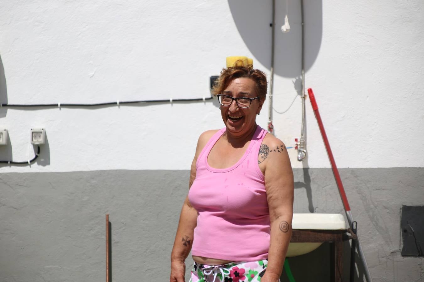 'Euexia Rural' ha celebrado, este fin de semana, su primer 'Campus deportivo inclusivo'. La actividad se ha desarrollado en el Palacio de los Guzmanes y ha contado con un variado programa de actividades: juegos acuáticos, 'máster chef', cine, baloncesto, fútbol, tenis, actividades nocturnas, etc. Jesús Sosa, presidente de la citada Asociación, ha señalado que «ha sido un campus muy diferente, tanto por el aprendizaje en diversidad de los niños como por el entorno en el que ha tenido lugar». Unas 55 personas, entre ellas, 25 niños, han formado parte de este Campus en el que «personas con discapacidad de nuestra asociación y otros colectivos en riesgo de exclusión social han participado con el rol de monitores, perdiendo, así, el rol de beneficiarios que han venido teniendo históricamente», indica Sosa. La actividad ha contado con el apoyo de la Fundación 'Alfonso Gallardo' y la colaboración de la Diputación de Badajoz, el Ayuntamiento de Jerez y la Fundación 'Decathlon'.