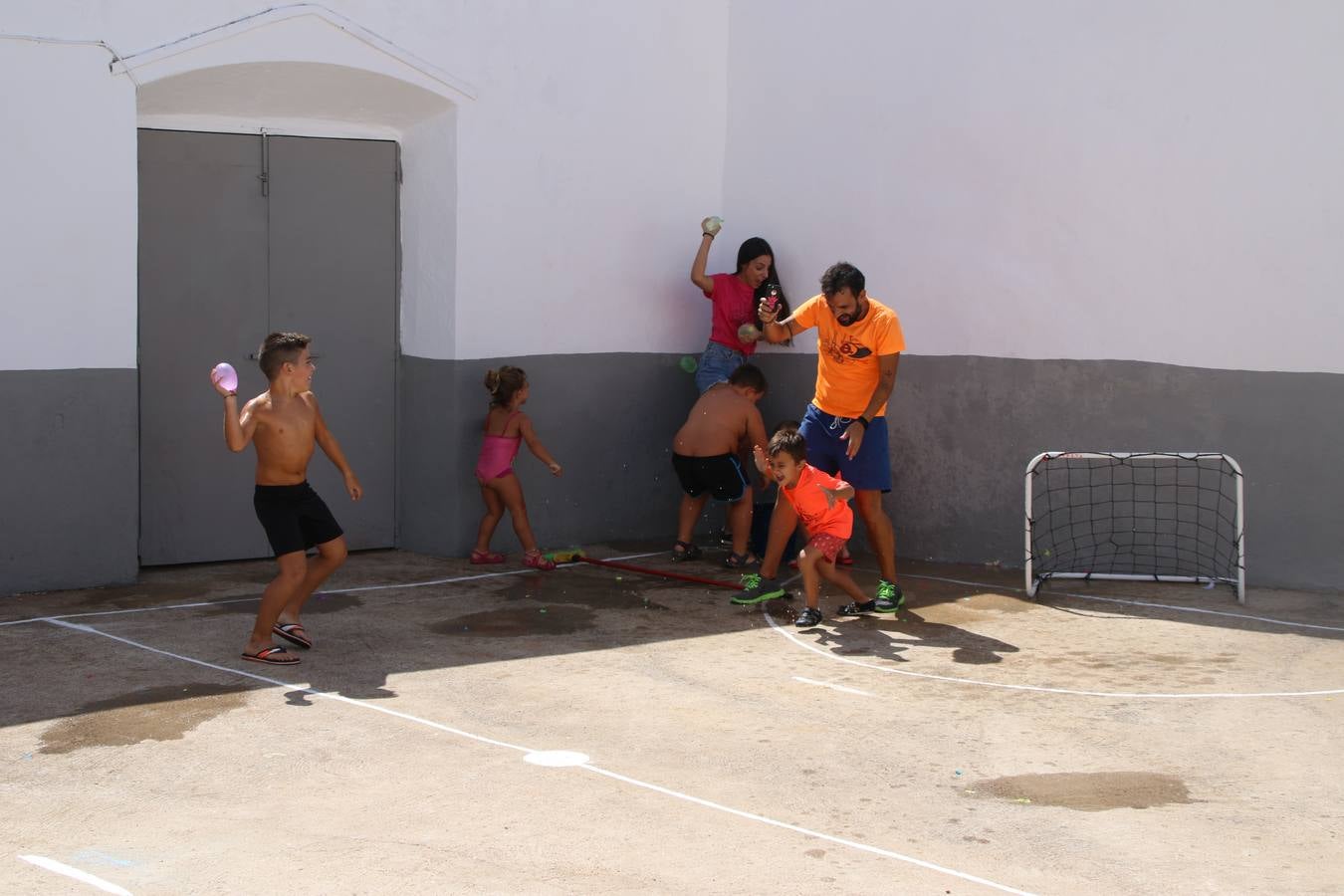 'Euexia Rural' ha celebrado, este fin de semana, su primer 'Campus deportivo inclusivo'. La actividad se ha desarrollado en el Palacio de los Guzmanes y ha contado con un variado programa de actividades: juegos acuáticos, 'máster chef', cine, baloncesto, fútbol, tenis, actividades nocturnas, etc. Jesús Sosa, presidente de la citada Asociación, ha señalado que «ha sido un campus muy diferente, tanto por el aprendizaje en diversidad de los niños como por el entorno en el que ha tenido lugar». Unas 55 personas, entre ellas, 25 niños, han formado parte de este Campus en el que «personas con discapacidad de nuestra asociación y otros colectivos en riesgo de exclusión social han participado con el rol de monitores, perdiendo, así, el rol de beneficiarios que han venido teniendo históricamente», indica Sosa. La actividad ha contado con el apoyo de la Fundación 'Alfonso Gallardo' y la colaboración de la Diputación de Badajoz, el Ayuntamiento de Jerez y la Fundación 'Decathlon'.