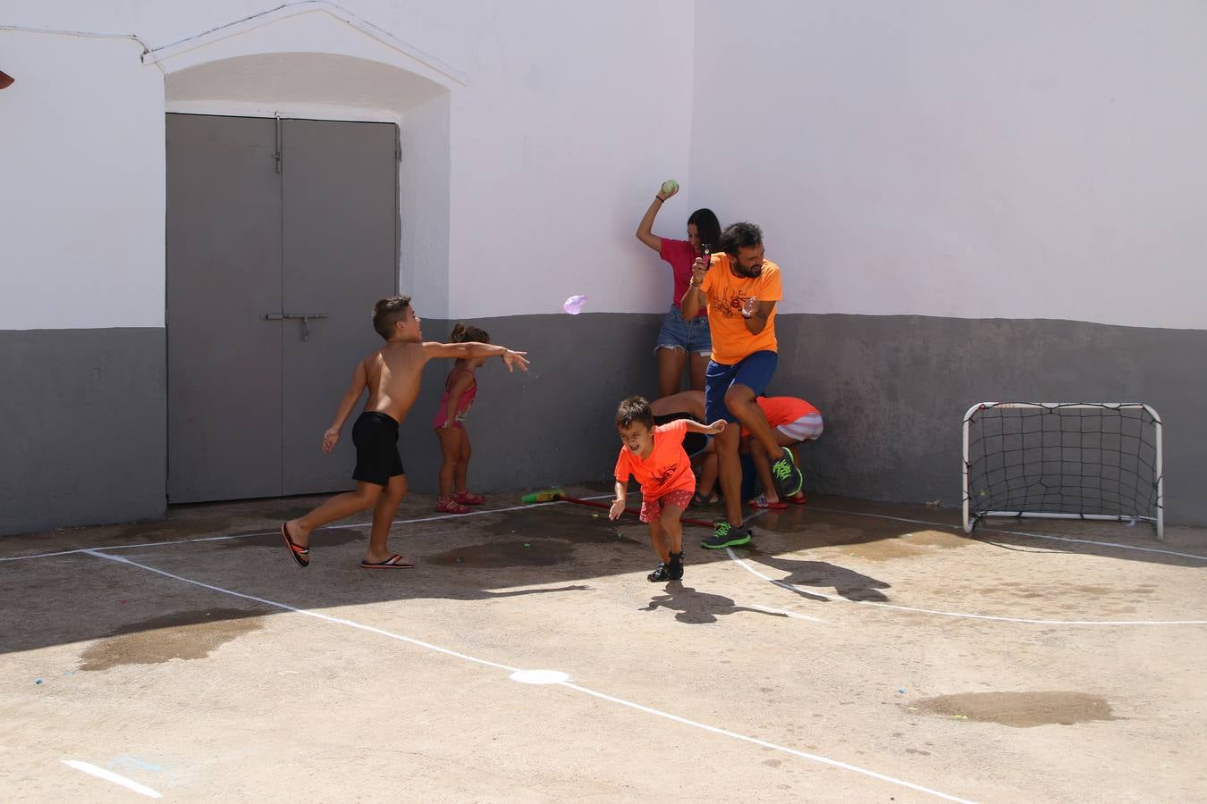 'Euexia Rural' ha celebrado, este fin de semana, su primer 'Campus deportivo inclusivo'. La actividad se ha desarrollado en el Palacio de los Guzmanes y ha contado con un variado programa de actividades: juegos acuáticos, 'máster chef', cine, baloncesto, fútbol, tenis, actividades nocturnas, etc. Jesús Sosa, presidente de la citada Asociación, ha señalado que «ha sido un campus muy diferente, tanto por el aprendizaje en diversidad de los niños como por el entorno en el que ha tenido lugar». Unas 55 personas, entre ellas, 25 niños, han formado parte de este Campus en el que «personas con discapacidad de nuestra asociación y otros colectivos en riesgo de exclusión social han participado con el rol de monitores, perdiendo, así, el rol de beneficiarios que han venido teniendo históricamente», indica Sosa. La actividad ha contado con el apoyo de la Fundación 'Alfonso Gallardo' y la colaboración de la Diputación de Badajoz, el Ayuntamiento de Jerez y la Fundación 'Decathlon'.