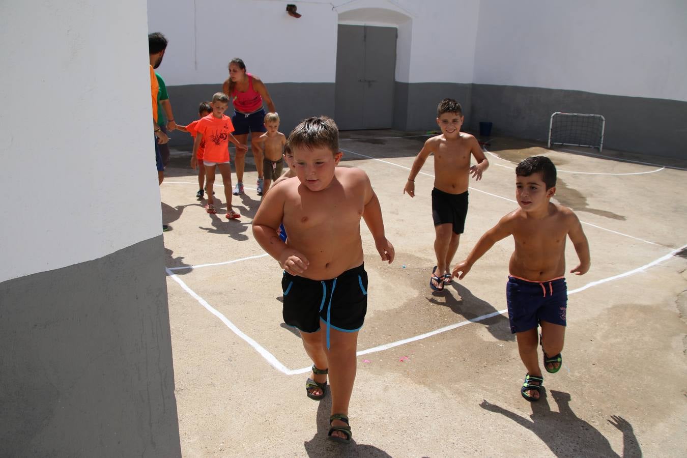 'Euexia Rural' ha celebrado, este fin de semana, su primer 'Campus deportivo inclusivo'. La actividad se ha desarrollado en el Palacio de los Guzmanes y ha contado con un variado programa de actividades: juegos acuáticos, 'máster chef', cine, baloncesto, fútbol, tenis, actividades nocturnas, etc. Jesús Sosa, presidente de la citada Asociación, ha señalado que «ha sido un campus muy diferente, tanto por el aprendizaje en diversidad de los niños como por el entorno en el que ha tenido lugar». Unas 55 personas, entre ellas, 25 niños, han formado parte de este Campus en el que «personas con discapacidad de nuestra asociación y otros colectivos en riesgo de exclusión social han participado con el rol de monitores, perdiendo, así, el rol de beneficiarios que han venido teniendo históricamente», indica Sosa. La actividad ha contado con el apoyo de la Fundación 'Alfonso Gallardo' y la colaboración de la Diputación de Badajoz, el Ayuntamiento de Jerez y la Fundación 'Decathlon'.