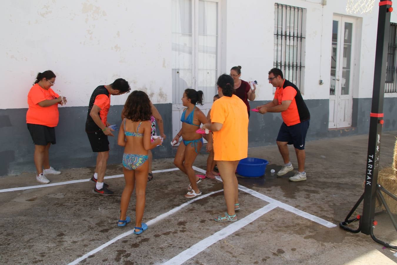 'Euexia Rural' ha celebrado, este fin de semana, su primer 'Campus deportivo inclusivo'. La actividad se ha desarrollado en el Palacio de los Guzmanes y ha contado con un variado programa de actividades: juegos acuáticos, 'máster chef', cine, baloncesto, fútbol, tenis, actividades nocturnas, etc. Jesús Sosa, presidente de la citada Asociación, ha señalado que «ha sido un campus muy diferente, tanto por el aprendizaje en diversidad de los niños como por el entorno en el que ha tenido lugar». Unas 55 personas, entre ellas, 25 niños, han formado parte de este Campus en el que «personas con discapacidad de nuestra asociación y otros colectivos en riesgo de exclusión social han participado con el rol de monitores, perdiendo, así, el rol de beneficiarios que han venido teniendo históricamente», indica Sosa. La actividad ha contado con el apoyo de la Fundación 'Alfonso Gallardo' y la colaboración de la Diputación de Badajoz, el Ayuntamiento de Jerez y la Fundación 'Decathlon'.