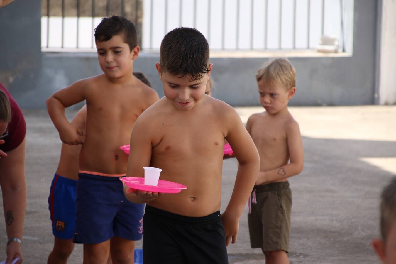 'Euexia Rural' ha celebrado, este fin de semana, su primer 'Campus deportivo inclusivo'. La actividad se ha desarrollado en el Palacio de los Guzmanes y ha contado con un variado programa de actividades: juegos acuáticos, 'máster chef', cine, baloncesto, fútbol, tenis, actividades nocturnas, etc. Jesús Sosa, presidente de la citada Asociación, ha señalado que «ha sido un campus muy diferente, tanto por el aprendizaje en diversidad de los niños como por el entorno en el que ha tenido lugar». Unas 55 personas, entre ellas, 25 niños, han formado parte de este Campus en el que «personas con discapacidad de nuestra asociación y otros colectivos en riesgo de exclusión social han participado con el rol de monitores, perdiendo, así, el rol de beneficiarios que han venido teniendo históricamente», indica Sosa. La actividad ha contado con el apoyo de la Fundación 'Alfonso Gallardo' y la colaboración de la Diputación de Badajoz, el Ayuntamiento de Jerez y la Fundación 'Decathlon'.