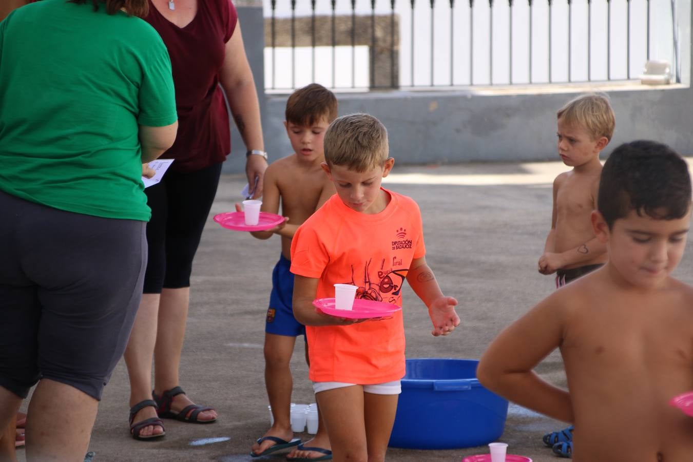 'Euexia Rural' ha celebrado, este fin de semana, su primer 'Campus deportivo inclusivo'. La actividad se ha desarrollado en el Palacio de los Guzmanes y ha contado con un variado programa de actividades: juegos acuáticos, 'máster chef', cine, baloncesto, fútbol, tenis, actividades nocturnas, etc. Jesús Sosa, presidente de la citada Asociación, ha señalado que «ha sido un campus muy diferente, tanto por el aprendizaje en diversidad de los niños como por el entorno en el que ha tenido lugar». Unas 55 personas, entre ellas, 25 niños, han formado parte de este Campus en el que «personas con discapacidad de nuestra asociación y otros colectivos en riesgo de exclusión social han participado con el rol de monitores, perdiendo, así, el rol de beneficiarios que han venido teniendo históricamente», indica Sosa. La actividad ha contado con el apoyo de la Fundación 'Alfonso Gallardo' y la colaboración de la Diputación de Badajoz, el Ayuntamiento de Jerez y la Fundación 'Decathlon'.