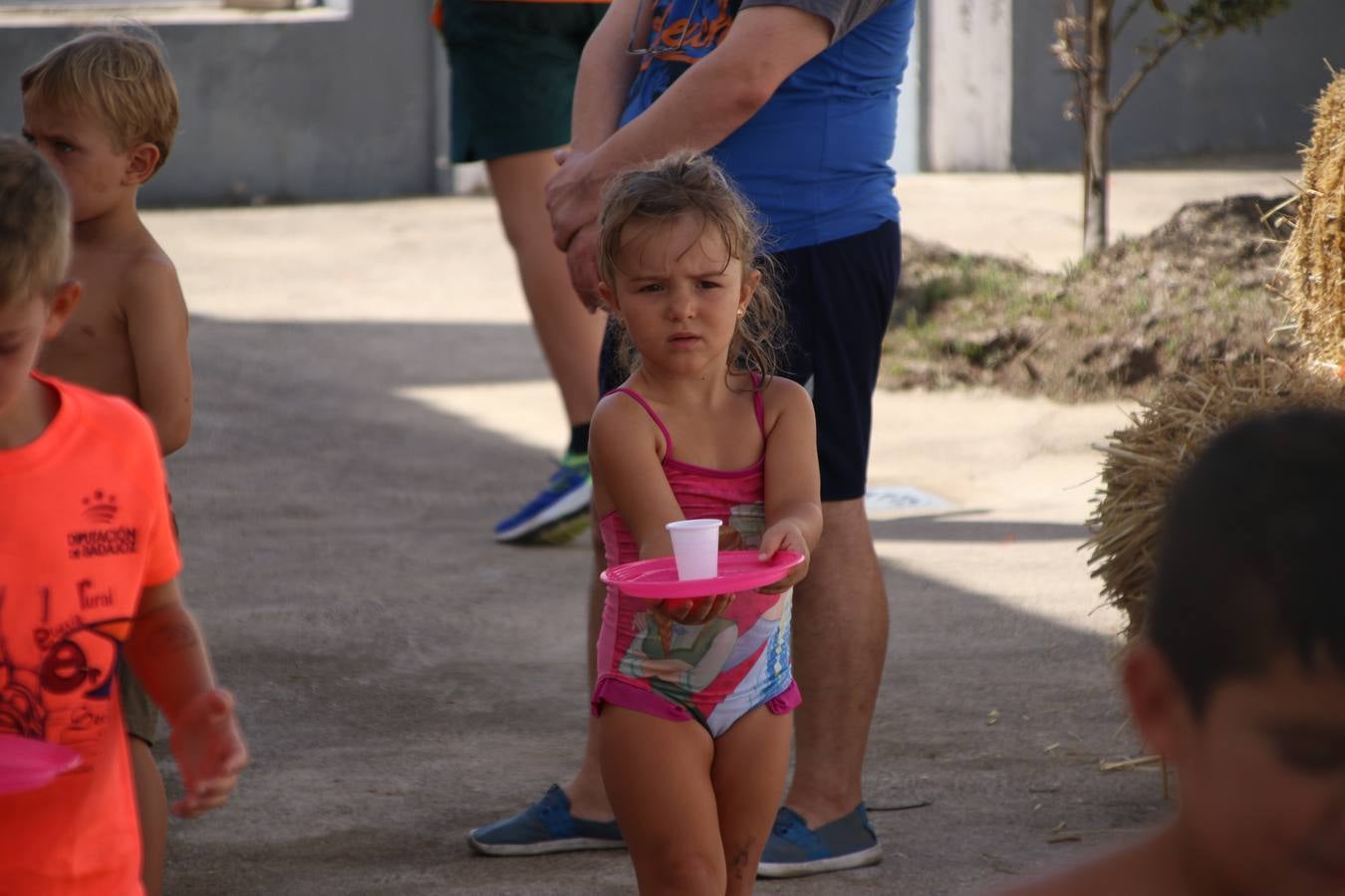 'Euexia Rural' ha celebrado, este fin de semana, su primer 'Campus deportivo inclusivo'. La actividad se ha desarrollado en el Palacio de los Guzmanes y ha contado con un variado programa de actividades: juegos acuáticos, 'máster chef', cine, baloncesto, fútbol, tenis, actividades nocturnas, etc. Jesús Sosa, presidente de la citada Asociación, ha señalado que «ha sido un campus muy diferente, tanto por el aprendizaje en diversidad de los niños como por el entorno en el que ha tenido lugar». Unas 55 personas, entre ellas, 25 niños, han formado parte de este Campus en el que «personas con discapacidad de nuestra asociación y otros colectivos en riesgo de exclusión social han participado con el rol de monitores, perdiendo, así, el rol de beneficiarios que han venido teniendo históricamente», indica Sosa. La actividad ha contado con el apoyo de la Fundación 'Alfonso Gallardo' y la colaboración de la Diputación de Badajoz, el Ayuntamiento de Jerez y la Fundación 'Decathlon'.
