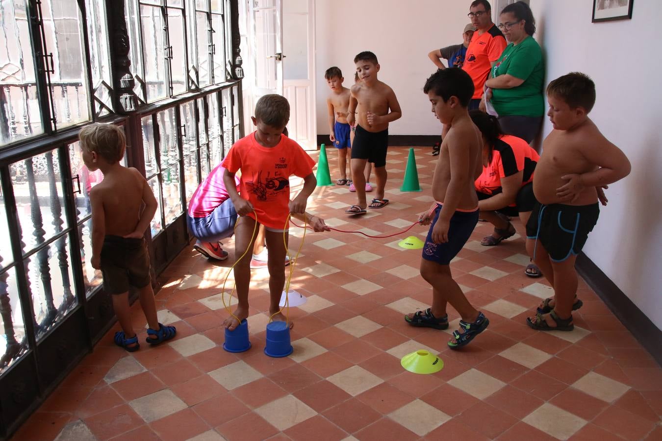 'Euexia Rural' ha celebrado, este fin de semana, su primer 'Campus deportivo inclusivo'. La actividad se ha desarrollado en el Palacio de los Guzmanes y ha contado con un variado programa de actividades: juegos acuáticos, 'máster chef', cine, baloncesto, fútbol, tenis, actividades nocturnas, etc. Jesús Sosa, presidente de la citada Asociación, ha señalado que «ha sido un campus muy diferente, tanto por el aprendizaje en diversidad de los niños como por el entorno en el que ha tenido lugar». Unas 55 personas, entre ellas, 25 niños, han formado parte de este Campus en el que «personas con discapacidad de nuestra asociación y otros colectivos en riesgo de exclusión social han participado con el rol de monitores, perdiendo, así, el rol de beneficiarios que han venido teniendo históricamente», indica Sosa. La actividad ha contado con el apoyo de la Fundación 'Alfonso Gallardo' y la colaboración de la Diputación de Badajoz, el Ayuntamiento de Jerez y la Fundación 'Decathlon'.