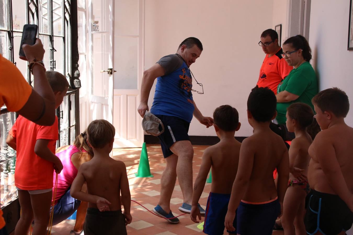 'Euexia Rural' ha celebrado, este fin de semana, su primer 'Campus deportivo inclusivo'. La actividad se ha desarrollado en el Palacio de los Guzmanes y ha contado con un variado programa de actividades: juegos acuáticos, 'máster chef', cine, baloncesto, fútbol, tenis, actividades nocturnas, etc. Jesús Sosa, presidente de la citada Asociación, ha señalado que «ha sido un campus muy diferente, tanto por el aprendizaje en diversidad de los niños como por el entorno en el que ha tenido lugar». Unas 55 personas, entre ellas, 25 niños, han formado parte de este Campus en el que «personas con discapacidad de nuestra asociación y otros colectivos en riesgo de exclusión social han participado con el rol de monitores, perdiendo, así, el rol de beneficiarios que han venido teniendo históricamente», indica Sosa. La actividad ha contado con el apoyo de la Fundación 'Alfonso Gallardo' y la colaboración de la Diputación de Badajoz, el Ayuntamiento de Jerez y la Fundación 'Decathlon'.