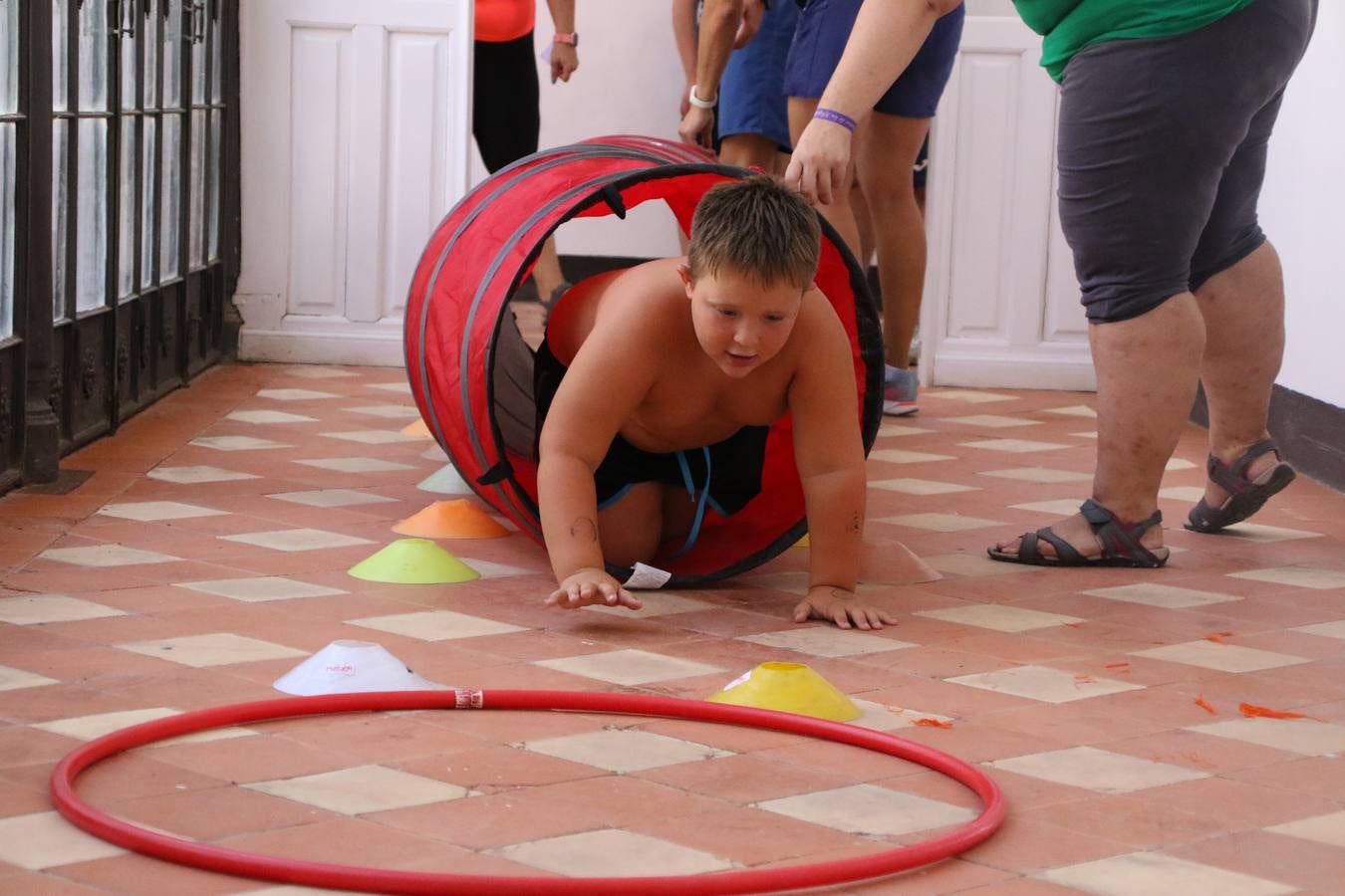 'Euexia Rural' ha celebrado, este fin de semana, su primer 'Campus deportivo inclusivo'. La actividad se ha desarrollado en el Palacio de los Guzmanes y ha contado con un variado programa de actividades: juegos acuáticos, 'máster chef', cine, baloncesto, fútbol, tenis, actividades nocturnas, etc. Jesús Sosa, presidente de la citada Asociación, ha señalado que «ha sido un campus muy diferente, tanto por el aprendizaje en diversidad de los niños como por el entorno en el que ha tenido lugar». Unas 55 personas, entre ellas, 25 niños, han formado parte de este Campus en el que «personas con discapacidad de nuestra asociación y otros colectivos en riesgo de exclusión social han participado con el rol de monitores, perdiendo, así, el rol de beneficiarios que han venido teniendo históricamente», indica Sosa. La actividad ha contado con el apoyo de la Fundación 'Alfonso Gallardo' y la colaboración de la Diputación de Badajoz, el Ayuntamiento de Jerez y la Fundación 'Decathlon'.
