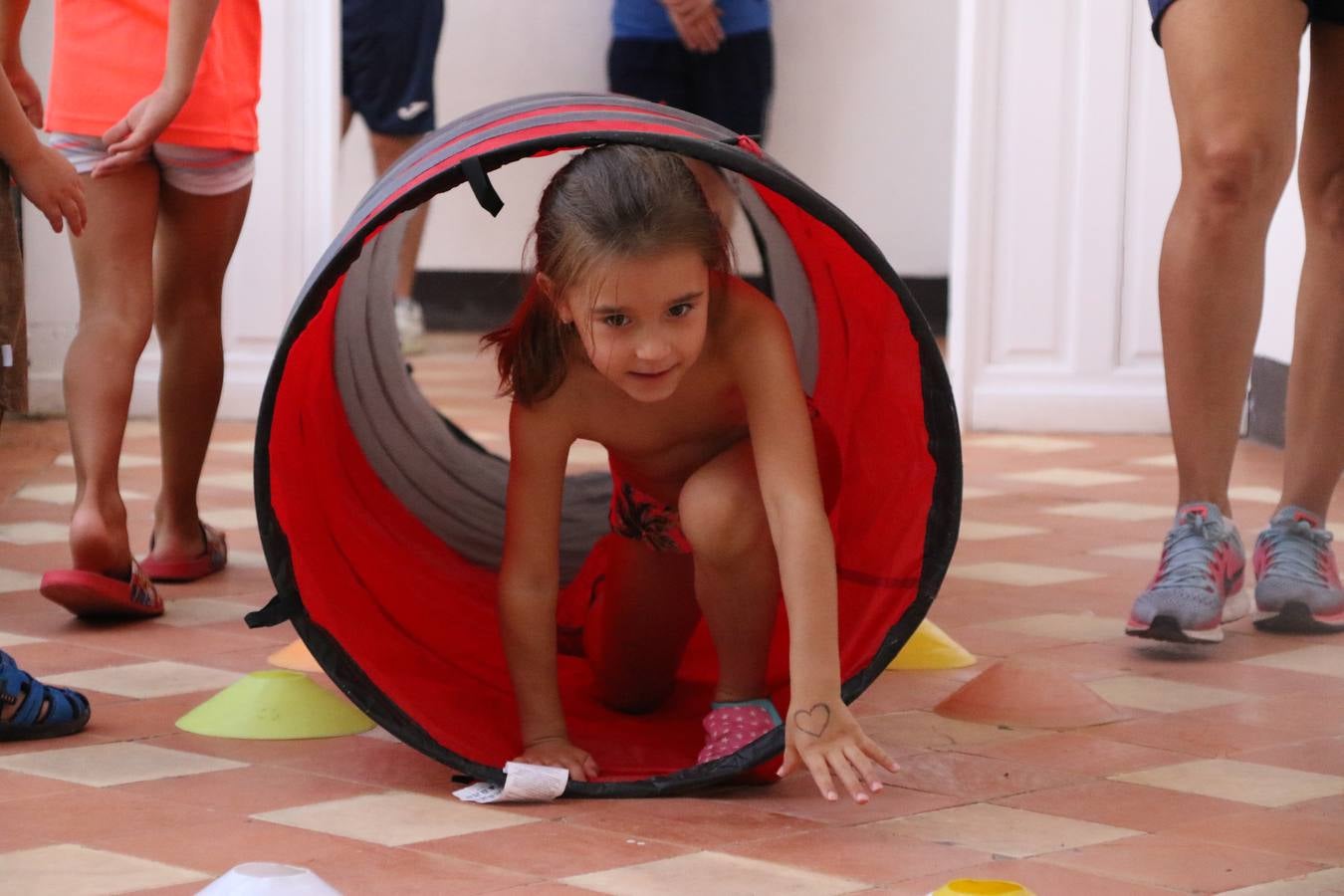 'Euexia Rural' ha celebrado, este fin de semana, su primer 'Campus deportivo inclusivo'. La actividad se ha desarrollado en el Palacio de los Guzmanes y ha contado con un variado programa de actividades: juegos acuáticos, 'máster chef', cine, baloncesto, fútbol, tenis, actividades nocturnas, etc. Jesús Sosa, presidente de la citada Asociación, ha señalado que «ha sido un campus muy diferente, tanto por el aprendizaje en diversidad de los niños como por el entorno en el que ha tenido lugar». Unas 55 personas, entre ellas, 25 niños, han formado parte de este Campus en el que «personas con discapacidad de nuestra asociación y otros colectivos en riesgo de exclusión social han participado con el rol de monitores, perdiendo, así, el rol de beneficiarios que han venido teniendo históricamente», indica Sosa. La actividad ha contado con el apoyo de la Fundación 'Alfonso Gallardo' y la colaboración de la Diputación de Badajoz, el Ayuntamiento de Jerez y la Fundación 'Decathlon'.