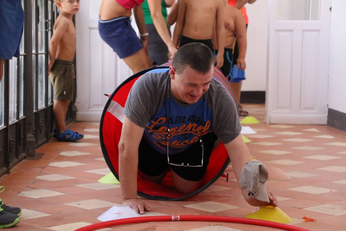 'Euexia Rural' ha celebrado, este fin de semana, su primer 'Campus deportivo inclusivo'. La actividad se ha desarrollado en el Palacio de los Guzmanes y ha contado con un variado programa de actividades: juegos acuáticos, 'máster chef', cine, baloncesto, fútbol, tenis, actividades nocturnas, etc. Jesús Sosa, presidente de la citada Asociación, ha señalado que «ha sido un campus muy diferente, tanto por el aprendizaje en diversidad de los niños como por el entorno en el que ha tenido lugar». Unas 55 personas, entre ellas, 25 niños, han formado parte de este Campus en el que «personas con discapacidad de nuestra asociación y otros colectivos en riesgo de exclusión social han participado con el rol de monitores, perdiendo, así, el rol de beneficiarios que han venido teniendo históricamente», indica Sosa. La actividad ha contado con el apoyo de la Fundación 'Alfonso Gallardo' y la colaboración de la Diputación de Badajoz, el Ayuntamiento de Jerez y la Fundación 'Decathlon'.
