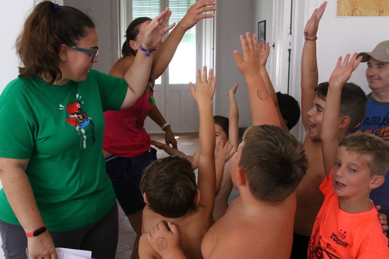 'Euexia Rural' ha celebrado, este fin de semana, su primer 'Campus deportivo inclusivo'. La actividad se ha desarrollado en el Palacio de los Guzmanes y ha contado con un variado programa de actividades: juegos acuáticos, 'máster chef', cine, baloncesto, fútbol, tenis, actividades nocturnas, etc. Jesús Sosa, presidente de la citada Asociación, ha señalado que «ha sido un campus muy diferente, tanto por el aprendizaje en diversidad de los niños como por el entorno en el que ha tenido lugar». Unas 55 personas, entre ellas, 25 niños, han formado parte de este Campus en el que «personas con discapacidad de nuestra asociación y otros colectivos en riesgo de exclusión social han participado con el rol de monitores, perdiendo, así, el rol de beneficiarios que han venido teniendo históricamente», indica Sosa. La actividad ha contado con el apoyo de la Fundación 'Alfonso Gallardo' y la colaboración de la Diputación de Badajoz, el Ayuntamiento de Jerez y la Fundación 'Decathlon'.