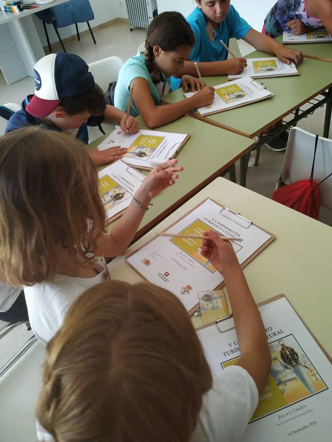 Jerez de los Caballeros ha acogido, esta mañana, la primera jornada del V Campamento turístico, organizado por el Ayuntamiento a través de la Concejalía de Turismo y la Oficina Municipal de Turismo con la implicación del Instituto de Estudios del Antiguo Egipto y el patrocinio de la Fundación 'Alfonso Gallardo'.35 niños y niñas, con edades comprendidas entre los 6 y 10 años, han participado en esta actividad que ha centrado su desarrollo en el conocimiento del patrimonio arqueológico del municipio.
