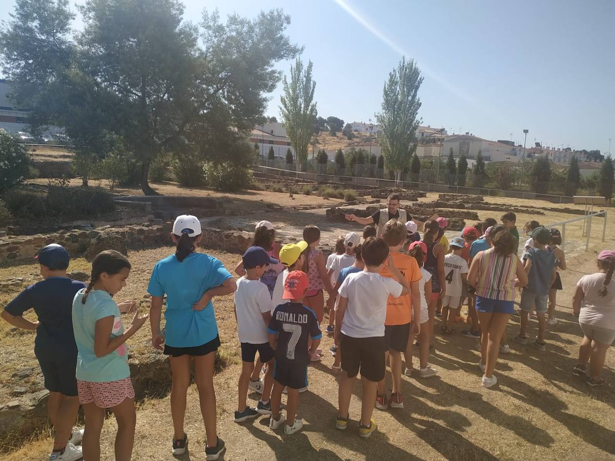 Jerez de los Caballeros ha acogido, esta mañana, la primera jornada del V Campamento turístico, organizado por el Ayuntamiento a través de la Concejalía de Turismo y la Oficina Municipal de Turismo con la implicación del Instituto de Estudios del Antiguo Egipto y el patrocinio de la Fundación 'Alfonso Gallardo'.35 niños y niñas, con edades comprendidas entre los 6 y 10 años, han participado en esta actividad que ha centrado su desarrollo en el conocimiento del patrimonio arqueológico del municipio.