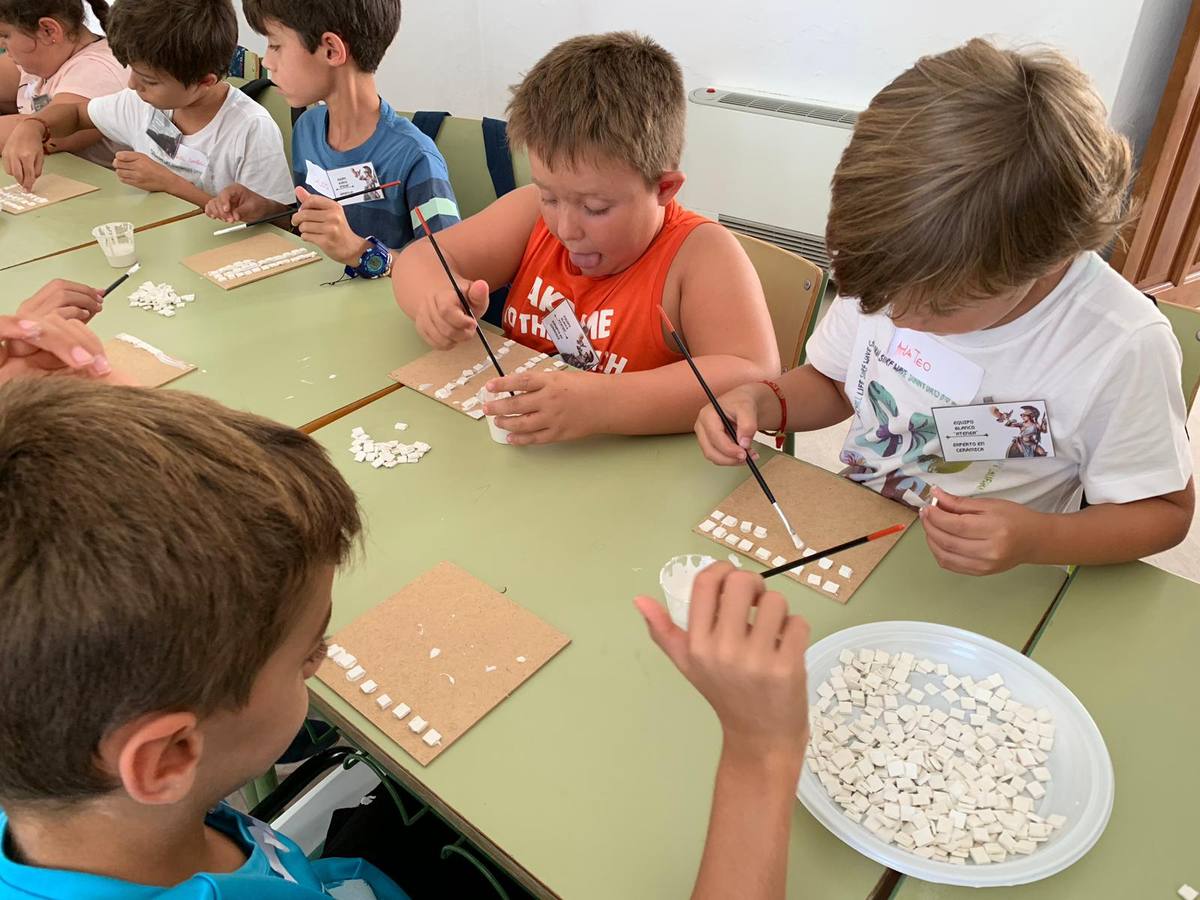 Jerez de los Caballeros ha acogido, esta mañana, la primera jornada del V Campamento turístico, organizado por el Ayuntamiento a través de la Concejalía de Turismo y la Oficina Municipal de Turismo con la implicación del Instituto de Estudios del Antiguo Egipto y el patrocinio de la Fundación 'Alfonso Gallardo'.35 niños y niñas, con edades comprendidas entre los 6 y 10 años, han participado en esta actividad que ha centrado su desarrollo en el conocimiento del patrimonio arqueológico del municipio.