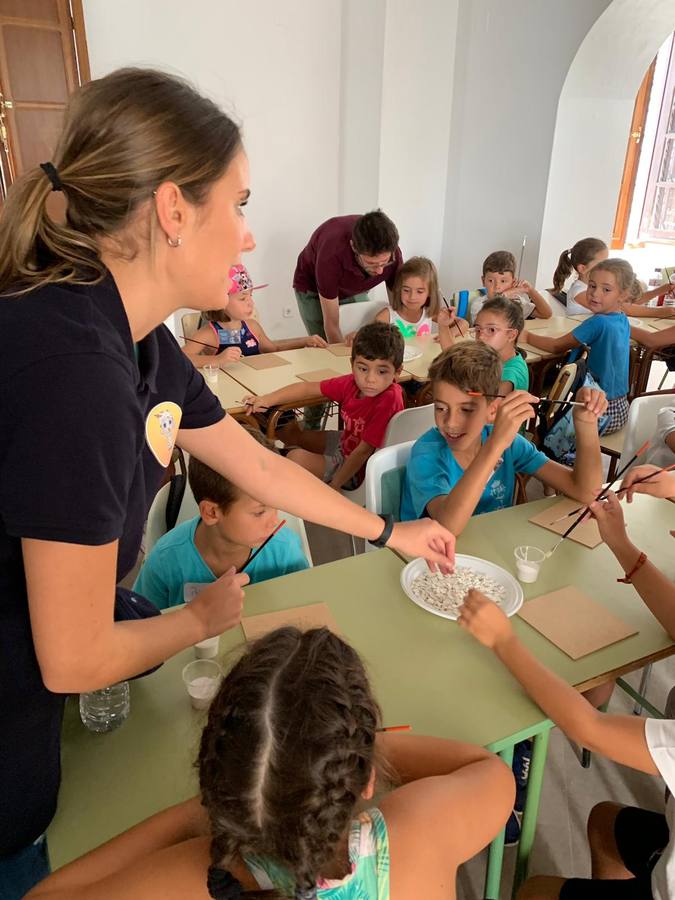 Jerez de los Caballeros ha acogido, esta mañana, la primera jornada del V Campamento turístico, organizado por el Ayuntamiento a través de la Concejalía de Turismo y la Oficina Municipal de Turismo con la implicación del Instituto de Estudios del Antiguo Egipto y el patrocinio de la Fundación 'Alfonso Gallardo'.35 niños y niñas, con edades comprendidas entre los 6 y 10 años, han participado en esta actividad que ha centrado su desarrollo en el conocimiento del patrimonio arqueológico del municipio.