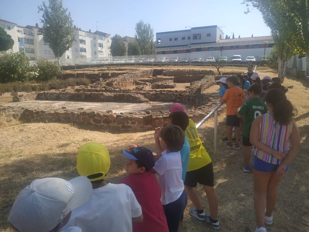 Jerez de los Caballeros ha acogido, esta mañana, la primera jornada del V Campamento turístico, organizado por el Ayuntamiento a través de la Concejalía de Turismo y la Oficina Municipal de Turismo con la implicación del Instituto de Estudios del Antiguo Egipto y el patrocinio de la Fundación 'Alfonso Gallardo'.35 niños y niñas, con edades comprendidas entre los 6 y 10 años, han participado en esta actividad que ha centrado su desarrollo en el conocimiento del patrimonio arqueológico del municipio.