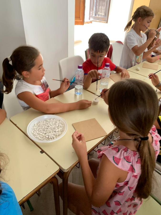 Jerez de los Caballeros ha acogido, esta mañana, la primera jornada del V Campamento turístico, organizado por el Ayuntamiento a través de la Concejalía de Turismo y la Oficina Municipal de Turismo con la implicación del Instituto de Estudios del Antiguo Egipto y el patrocinio de la Fundación 'Alfonso Gallardo'.35 niños y niñas, con edades comprendidas entre los 6 y 10 años, han participado en esta actividad que ha centrado su desarrollo en el conocimiento del patrimonio arqueológico del municipio.