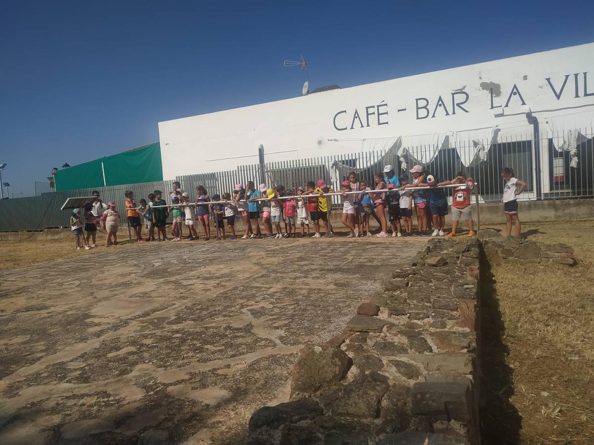 Jerez de los Caballeros ha acogido, esta mañana, la primera jornada del V Campamento turístico, organizado por el Ayuntamiento a través de la Concejalía de Turismo y la Oficina Municipal de Turismo con la implicación del Instituto de Estudios del Antiguo Egipto y el patrocinio de la Fundación 'Alfonso Gallardo'.35 niños y niñas, con edades comprendidas entre los 6 y 10 años, han participado en esta actividad que ha centrado su desarrollo en el conocimiento del patrimonio arqueológico del municipio.