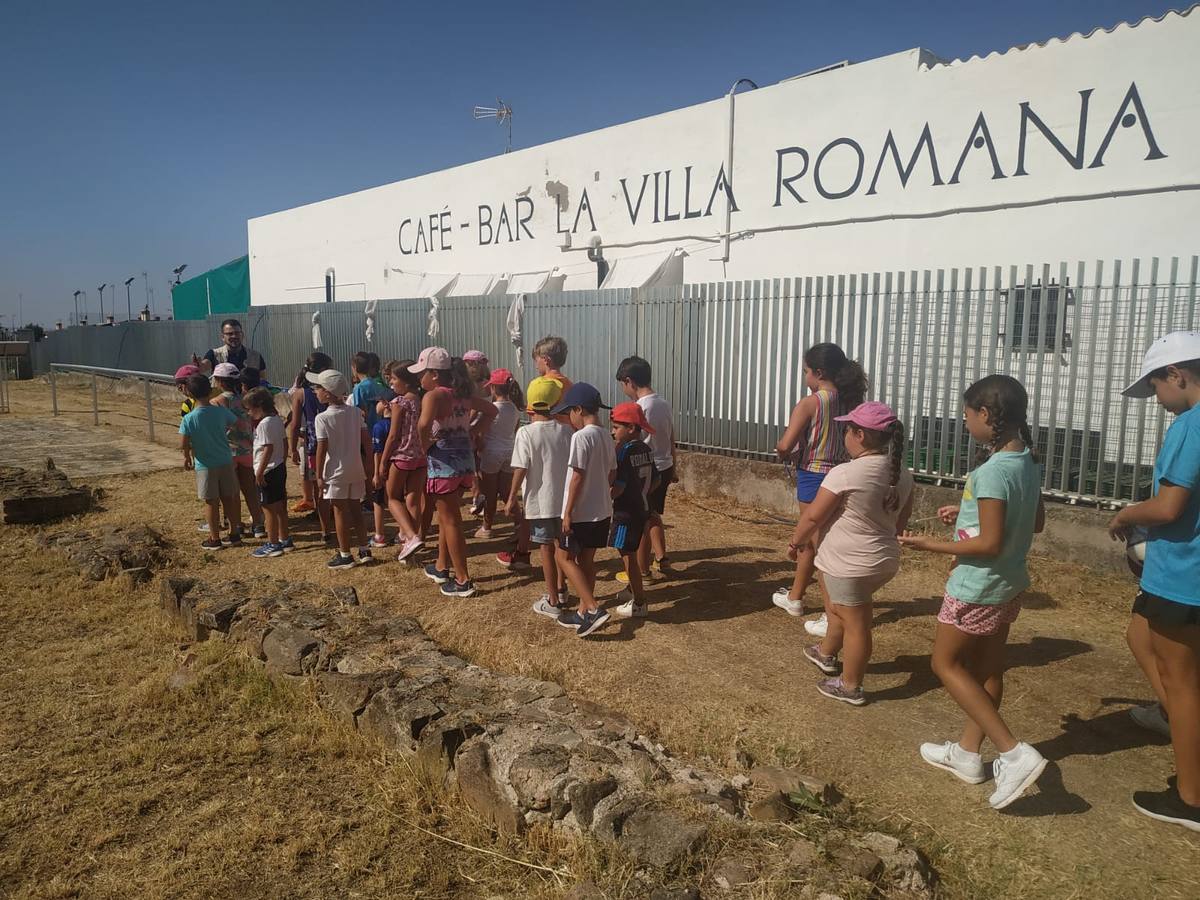 Jerez de los Caballeros ha acogido, esta mañana, la primera jornada del V Campamento turístico, organizado por el Ayuntamiento a través de la Concejalía de Turismo y la Oficina Municipal de Turismo con la implicación del Instituto de Estudios del Antiguo Egipto y el patrocinio de la Fundación 'Alfonso Gallardo'.35 niños y niñas, con edades comprendidas entre los 6 y 10 años, han participado en esta actividad que ha centrado su desarrollo en el conocimiento del patrimonio arqueológico del municipio.