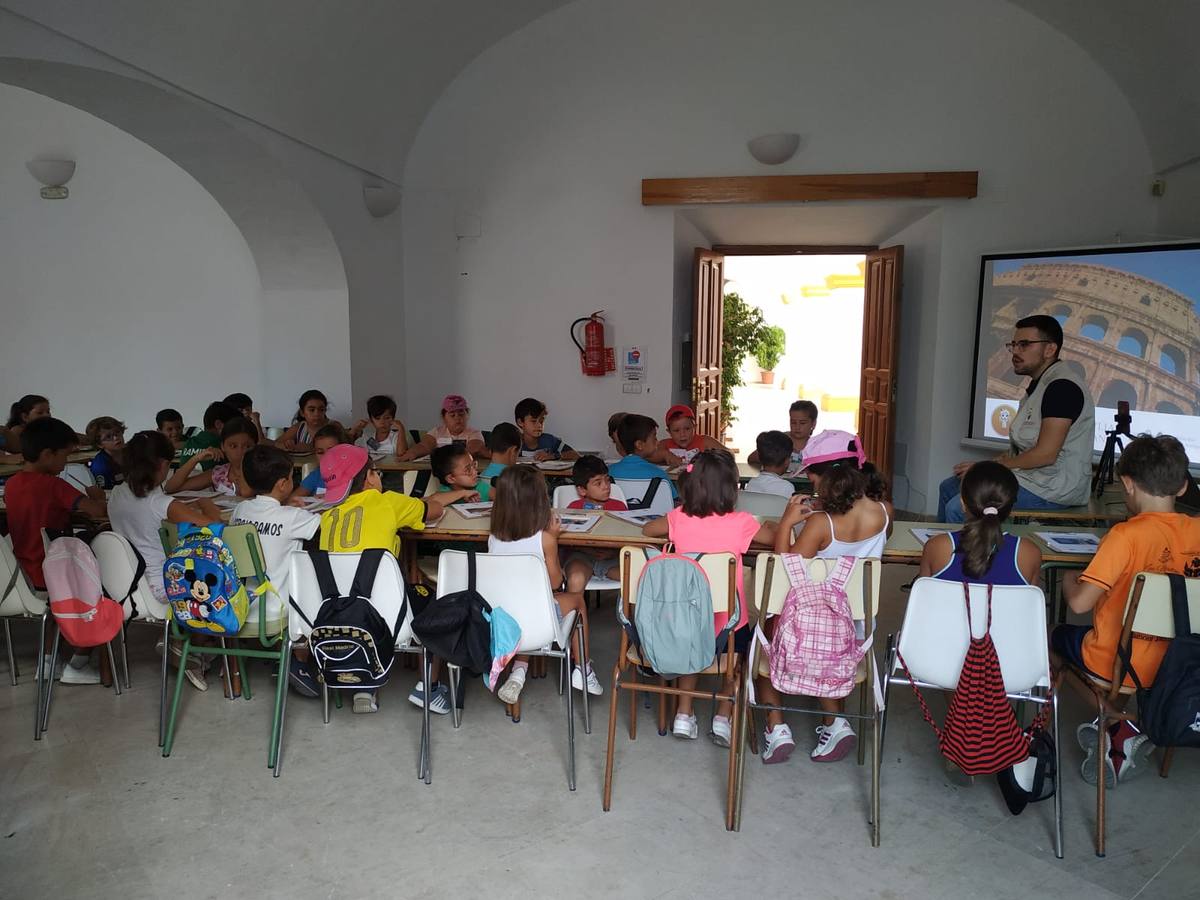 Jerez de los Caballeros ha acogido, esta mañana, la primera jornada del V Campamento turístico, organizado por el Ayuntamiento a través de la Concejalía de Turismo y la Oficina Municipal de Turismo con la implicación del Instituto de Estudios del Antiguo Egipto y el patrocinio de la Fundación 'Alfonso Gallardo'.35 niños y niñas, con edades comprendidas entre los 6 y 10 años, han participado en esta actividad que ha centrado su desarrollo en el conocimiento del patrimonio arqueológico del municipio.