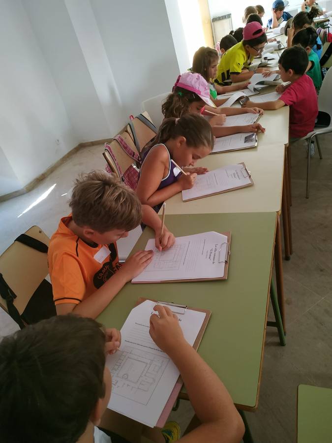 Jerez de los Caballeros ha acogido, esta mañana, la primera jornada del V Campamento turístico, organizado por el Ayuntamiento a través de la Concejalía de Turismo y la Oficina Municipal de Turismo con la implicación del Instituto de Estudios del Antiguo Egipto y el patrocinio de la Fundación 'Alfonso Gallardo'.35 niños y niñas, con edades comprendidas entre los 6 y 10 años, han participado en esta actividad que ha centrado su desarrollo en el conocimiento del patrimonio arqueológico del municipio.