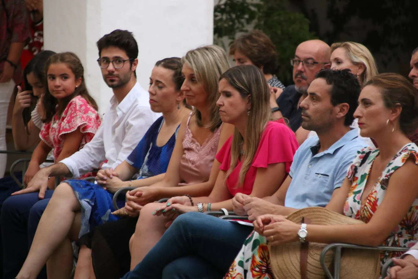 El patio del Conventual San Agustín se convirtió, ayer, en el mejor escenario para la celebración de la tercera edición de la 'Gala de Educación', organizada por el Ayuntamiento del municipio. Un acto que volvió a poner en valor el esfuerzo, la constancia, la superación personal y el trabajo constante del alumnado durante el curso y que tuvo como protagonistas a los mejores expedientes académicos del curso 2018/2019.Los alumnos y alumnas galardonados fueron: Juan Manuel Rey Cancho del Colegio de Educación Especial 'Nuestra Señora de Aguasantas'; Adrián Agudo Venegas de 6º de primaria del Colegio 'Nuestra Señora de la Paz'; María Pérez Serrano de 6º de primaria del Colegio 'Sotomayor y Terrazas'; Jorge Moya Ollero de 6º de primaria del Colegio 'El Rodeo'; María Mercedes Torre Alonso, Lorena Olivares Larios, Esmeralda Caso Corrales y Natalia Terrón Ramos de 4º de la E.S.O., ciclo formativo de grado medio, ciclo formativo de grado superior y 2º bachillerato del Instituto 'Ramón Carande', respectivamente; María del Valle Maya Chimeno, Jesús Jiménez Contreras, María Sánchez Garrido y María Victoria Hernández Sánchez de 4º de la E.S.O., ciclo formativo de grado medio, ciclo formativo de grado superior y 2º bachillerato del Instituto 'El Pomar', respectivamente, y Teodora Labrador Hernández del Centro de Adultos 'Cervantes'.