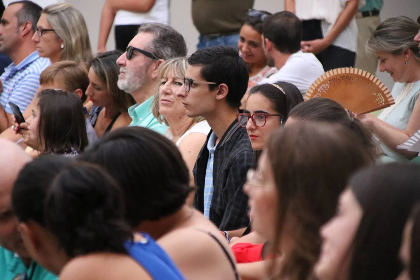 El patio del Conventual San Agustín se convirtió, ayer, en el mejor escenario para la celebración de la tercera edición de la 'Gala de Educación', organizada por el Ayuntamiento del municipio. Un acto que volvió a poner en valor el esfuerzo, la constancia, la superación personal y el trabajo constante del alumnado durante el curso y que tuvo como protagonistas a los mejores expedientes académicos del curso 2018/2019.Los alumnos y alumnas galardonados fueron: Juan Manuel Rey Cancho del Colegio de Educación Especial 'Nuestra Señora de Aguasantas'; Adrián Agudo Venegas de 6º de primaria del Colegio 'Nuestra Señora de la Paz'; María Pérez Serrano de 6º de primaria del Colegio 'Sotomayor y Terrazas'; Jorge Moya Ollero de 6º de primaria del Colegio 'El Rodeo'; María Mercedes Torre Alonso, Lorena Olivares Larios, Esmeralda Caso Corrales y Natalia Terrón Ramos de 4º de la E.S.O., ciclo formativo de grado medio, ciclo formativo de grado superior y 2º bachillerato del Instituto 'Ramón Carande', respectivamente; María del Valle Maya Chimeno, Jesús Jiménez Contreras, María Sánchez Garrido y María Victoria Hernández Sánchez de 4º de la E.S.O., ciclo formativo de grado medio, ciclo formativo de grado superior y 2º bachillerato del Instituto 'El Pomar', respectivamente, y Teodora Labrador Hernández del Centro de Adultos 'Cervantes'.