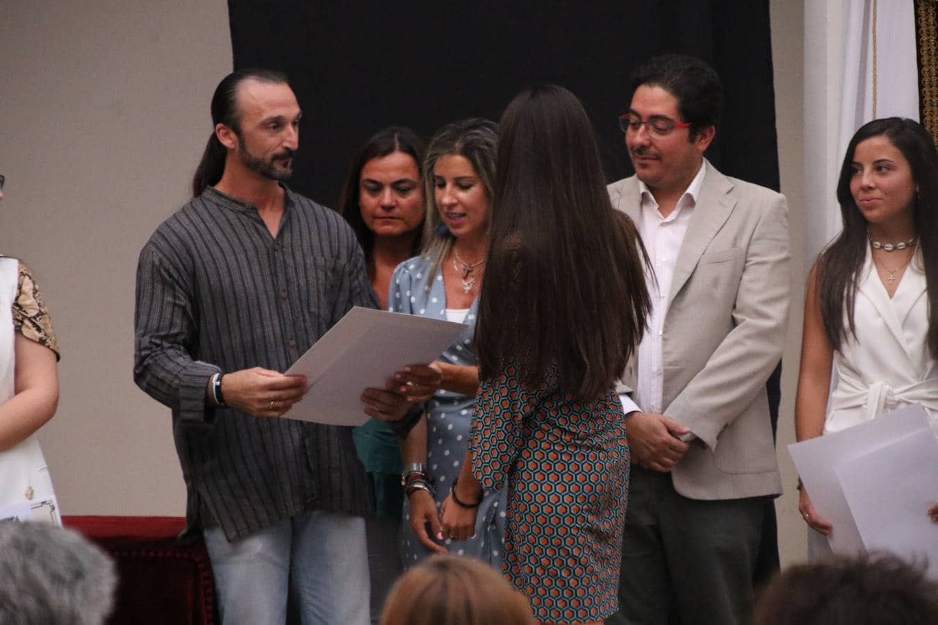 El patio del Conventual San Agustín se convirtió, ayer, en el mejor escenario para la celebración de la tercera edición de la 'Gala de Educación', organizada por el Ayuntamiento del municipio. Un acto que volvió a poner en valor el esfuerzo, la constancia, la superación personal y el trabajo constante del alumnado durante el curso y que tuvo como protagonistas a los mejores expedientes académicos del curso 2018/2019.Los alumnos y alumnas galardonados fueron: Juan Manuel Rey Cancho del Colegio de Educación Especial 'Nuestra Señora de Aguasantas'; Adrián Agudo Venegas de 6º de primaria del Colegio 'Nuestra Señora de la Paz'; María Pérez Serrano de 6º de primaria del Colegio 'Sotomayor y Terrazas'; Jorge Moya Ollero de 6º de primaria del Colegio 'El Rodeo'; María Mercedes Torre Alonso, Lorena Olivares Larios, Esmeralda Caso Corrales y Natalia Terrón Ramos de 4º de la E.S.O., ciclo formativo de grado medio, ciclo formativo de grado superior y 2º bachillerato del Instituto 'Ramón Carande', respectivamente; María del Valle Maya Chimeno, Jesús Jiménez Contreras, María Sánchez Garrido y María Victoria Hernández Sánchez de 4º de la E.S.O., ciclo formativo de grado medio, ciclo formativo de grado superior y 2º bachillerato del Instituto 'El Pomar', respectivamente, y Teodora Labrador Hernández del Centro de Adultos 'Cervantes'.