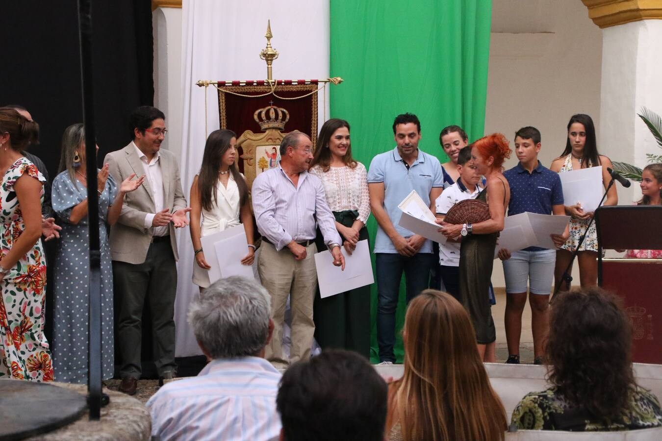 El patio del Conventual San Agustín se convirtió, ayer, en el mejor escenario para la celebración de la tercera edición de la 'Gala de Educación', organizada por el Ayuntamiento del municipio. Un acto que volvió a poner en valor el esfuerzo, la constancia, la superación personal y el trabajo constante del alumnado durante el curso y que tuvo como protagonistas a los mejores expedientes académicos del curso 2018/2019.Los alumnos y alumnas galardonados fueron: Juan Manuel Rey Cancho del Colegio de Educación Especial 'Nuestra Señora de Aguasantas'; Adrián Agudo Venegas de 6º de primaria del Colegio 'Nuestra Señora de la Paz'; María Pérez Serrano de 6º de primaria del Colegio 'Sotomayor y Terrazas'; Jorge Moya Ollero de 6º de primaria del Colegio 'El Rodeo'; María Mercedes Torre Alonso, Lorena Olivares Larios, Esmeralda Caso Corrales y Natalia Terrón Ramos de 4º de la E.S.O., ciclo formativo de grado medio, ciclo formativo de grado superior y 2º bachillerato del Instituto 'Ramón Carande', respectivamente; María del Valle Maya Chimeno, Jesús Jiménez Contreras, María Sánchez Garrido y María Victoria Hernández Sánchez de 4º de la E.S.O., ciclo formativo de grado medio, ciclo formativo de grado superior y 2º bachillerato del Instituto 'El Pomar', respectivamente, y Teodora Labrador Hernández del Centro de Adultos 'Cervantes'.