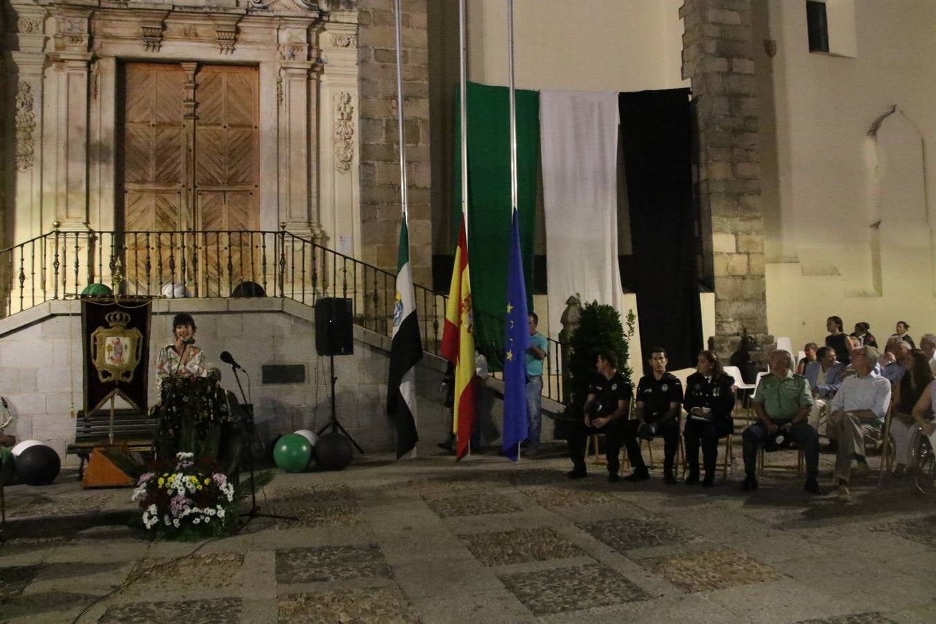 Jerez de los Caballeros conmemoró, ayer, el 'Día de Extremadura', que se celebra hoy, 8 de septiembre, con un acto institucional cargado de emoción y reivindicaciones en la Plaza de España. En su intervención, Juan Carlos Santana, alcalde del municipio, se refirió a la riqueza histórica, cultural y natural de Extremadura y Jerez, y apeló a la unidad para trabajar por un objetivo común: «conseguir un Jerez y una Extremadura mejores, sin localismos, defendiendo la solidaridad entre los territorios». Santana, también, instó a luchar por la igualdad y contra la violencia machista. El regidor, además, reclamó un tren digno para la comarca y que Jerez esté presente en el nuevo mapa ferroviario y de las comunicaciones de Extremadura. En el citado acto, se hizo entrega de varios reconocimientos y medallas a miembros de la Policía Local y Guardia Civil del municipio, y la Asociación Musical Jerez de los Caballeros y el grupo de baile 'Jara y Jerez' deleitaron a los allí presentes con sus actuaciones.
