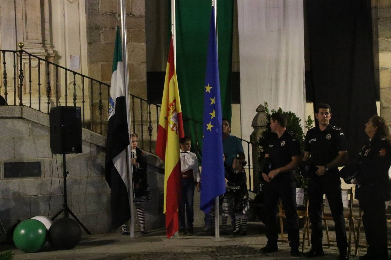 Jerez de los Caballeros conmemoró, ayer, el 'Día de Extremadura', que se celebra hoy, 8 de septiembre, con un acto institucional cargado de emoción y reivindicaciones en la Plaza de España. En su intervención, Juan Carlos Santana, alcalde del municipio, se refirió a la riqueza histórica, cultural y natural de Extremadura y Jerez, y apeló a la unidad para trabajar por un objetivo común: «conseguir un Jerez y una Extremadura mejores, sin localismos, defendiendo la solidaridad entre los territorios». Santana, también, instó a luchar por la igualdad y contra la violencia machista. El regidor, además, reclamó un tren digno para la comarca y que Jerez esté presente en el nuevo mapa ferroviario y de las comunicaciones de Extremadura. En el citado acto, se hizo entrega de varios reconocimientos y medallas a miembros de la Policía Local y Guardia Civil del municipio, y la Asociación Musical Jerez de los Caballeros y el grupo de baile 'Jara y Jerez' deleitaron a los allí presentes con sus actuaciones.