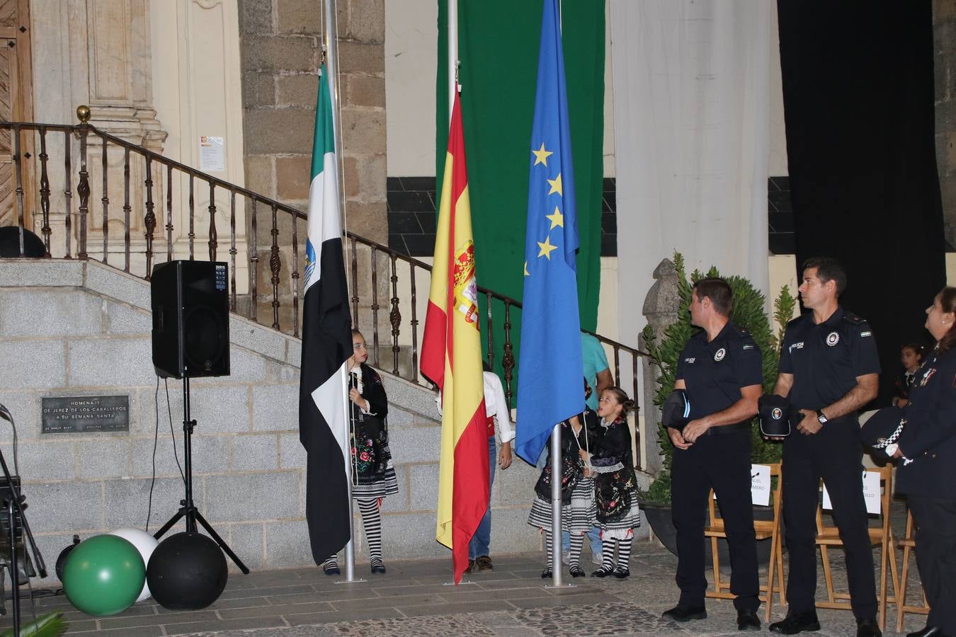 Jerez de los Caballeros conmemoró, ayer, el 'Día de Extremadura', que se celebra hoy, 8 de septiembre, con un acto institucional cargado de emoción y reivindicaciones en la Plaza de España. En su intervención, Juan Carlos Santana, alcalde del municipio, se refirió a la riqueza histórica, cultural y natural de Extremadura y Jerez, y apeló a la unidad para trabajar por un objetivo común: «conseguir un Jerez y una Extremadura mejores, sin localismos, defendiendo la solidaridad entre los territorios». Santana, también, instó a luchar por la igualdad y contra la violencia machista. El regidor, además, reclamó un tren digno para la comarca y que Jerez esté presente en el nuevo mapa ferroviario y de las comunicaciones de Extremadura. En el citado acto, se hizo entrega de varios reconocimientos y medallas a miembros de la Policía Local y Guardia Civil del municipio, y la Asociación Musical Jerez de los Caballeros y el grupo de baile 'Jara y Jerez' deleitaron a los allí presentes con sus actuaciones.