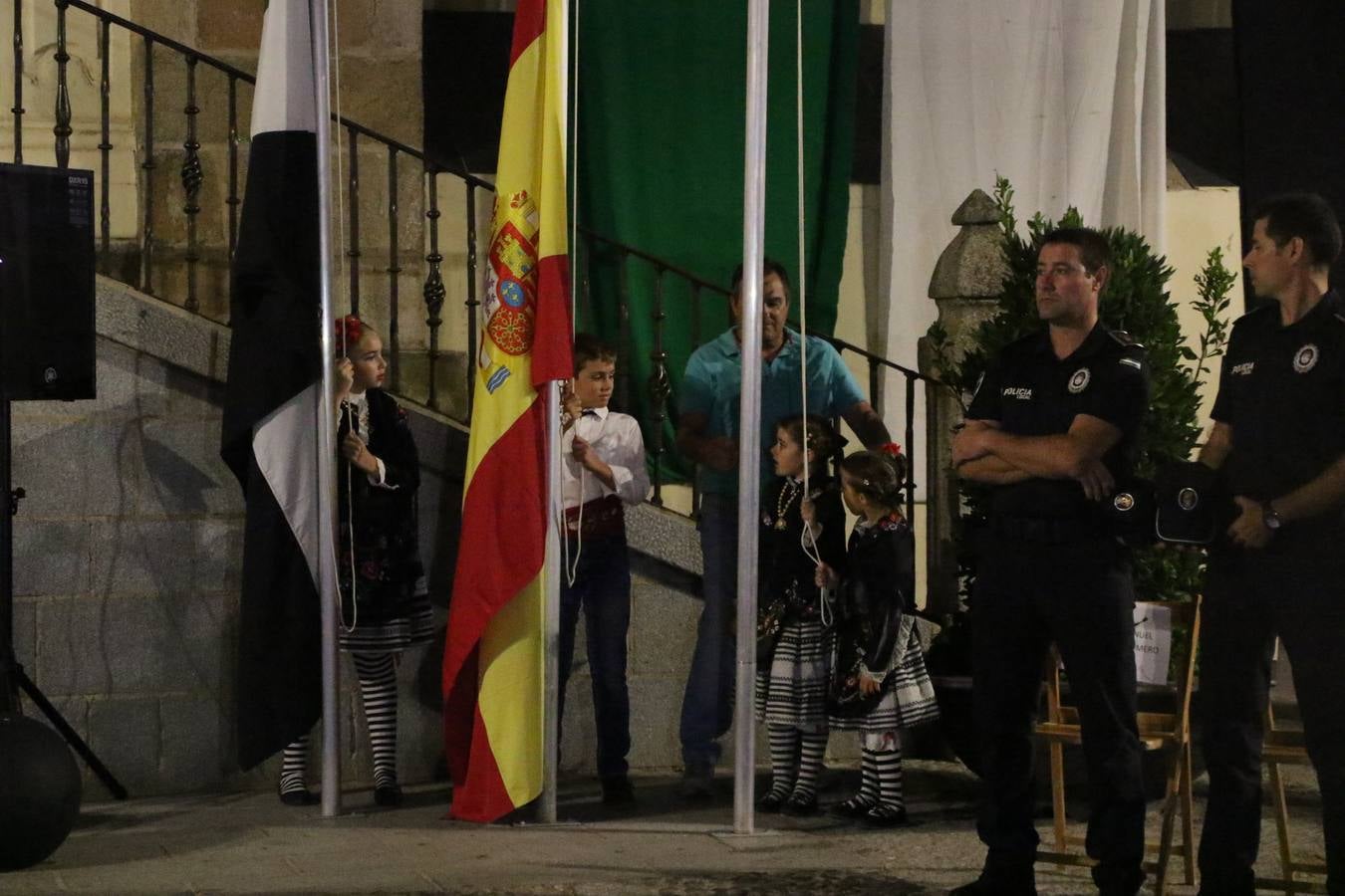 Jerez de los Caballeros conmemoró, ayer, el 'Día de Extremadura', que se celebra hoy, 8 de septiembre, con un acto institucional cargado de emoción y reivindicaciones en la Plaza de España. En su intervención, Juan Carlos Santana, alcalde del municipio, se refirió a la riqueza histórica, cultural y natural de Extremadura y Jerez, y apeló a la unidad para trabajar por un objetivo común: «conseguir un Jerez y una Extremadura mejores, sin localismos, defendiendo la solidaridad entre los territorios». Santana, también, instó a luchar por la igualdad y contra la violencia machista. El regidor, además, reclamó un tren digno para la comarca y que Jerez esté presente en el nuevo mapa ferroviario y de las comunicaciones de Extremadura. En el citado acto, se hizo entrega de varios reconocimientos y medallas a miembros de la Policía Local y Guardia Civil del municipio, y la Asociación Musical Jerez de los Caballeros y el grupo de baile 'Jara y Jerez' deleitaron a los allí presentes con sus actuaciones.