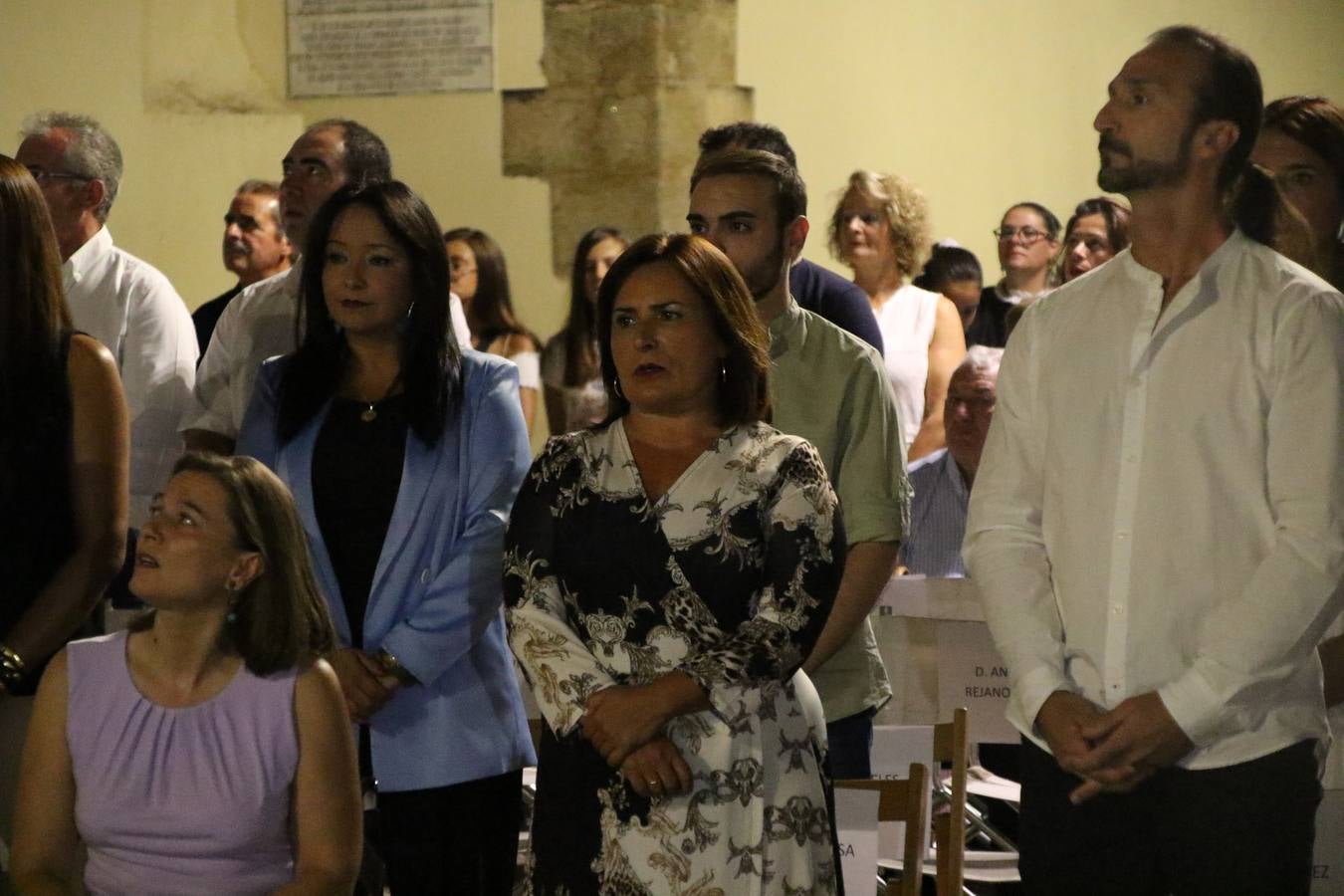 Jerez de los Caballeros conmemoró, ayer, el 'Día de Extremadura', que se celebra hoy, 8 de septiembre, con un acto institucional cargado de emoción y reivindicaciones en la Plaza de España. En su intervención, Juan Carlos Santana, alcalde del municipio, se refirió a la riqueza histórica, cultural y natural de Extremadura y Jerez, y apeló a la unidad para trabajar por un objetivo común: «conseguir un Jerez y una Extremadura mejores, sin localismos, defendiendo la solidaridad entre los territorios». Santana, también, instó a luchar por la igualdad y contra la violencia machista. El regidor, además, reclamó un tren digno para la comarca y que Jerez esté presente en el nuevo mapa ferroviario y de las comunicaciones de Extremadura. En el citado acto, se hizo entrega de varios reconocimientos y medallas a miembros de la Policía Local y Guardia Civil del municipio, y la Asociación Musical Jerez de los Caballeros y el grupo de baile 'Jara y Jerez' deleitaron a los allí presentes con sus actuaciones.