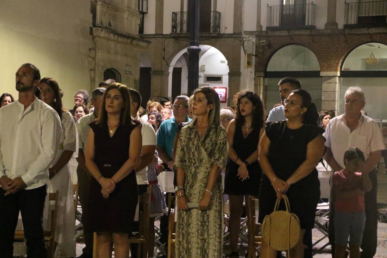 Jerez de los Caballeros conmemoró, ayer, el 'Día de Extremadura', que se celebra hoy, 8 de septiembre, con un acto institucional cargado de emoción y reivindicaciones en la Plaza de España. En su intervención, Juan Carlos Santana, alcalde del municipio, se refirió a la riqueza histórica, cultural y natural de Extremadura y Jerez, y apeló a la unidad para trabajar por un objetivo común: «conseguir un Jerez y una Extremadura mejores, sin localismos, defendiendo la solidaridad entre los territorios». Santana, también, instó a luchar por la igualdad y contra la violencia machista. El regidor, además, reclamó un tren digno para la comarca y que Jerez esté presente en el nuevo mapa ferroviario y de las comunicaciones de Extremadura. En el citado acto, se hizo entrega de varios reconocimientos y medallas a miembros de la Policía Local y Guardia Civil del municipio, y la Asociación Musical Jerez de los Caballeros y el grupo de baile 'Jara y Jerez' deleitaron a los allí presentes con sus actuaciones.