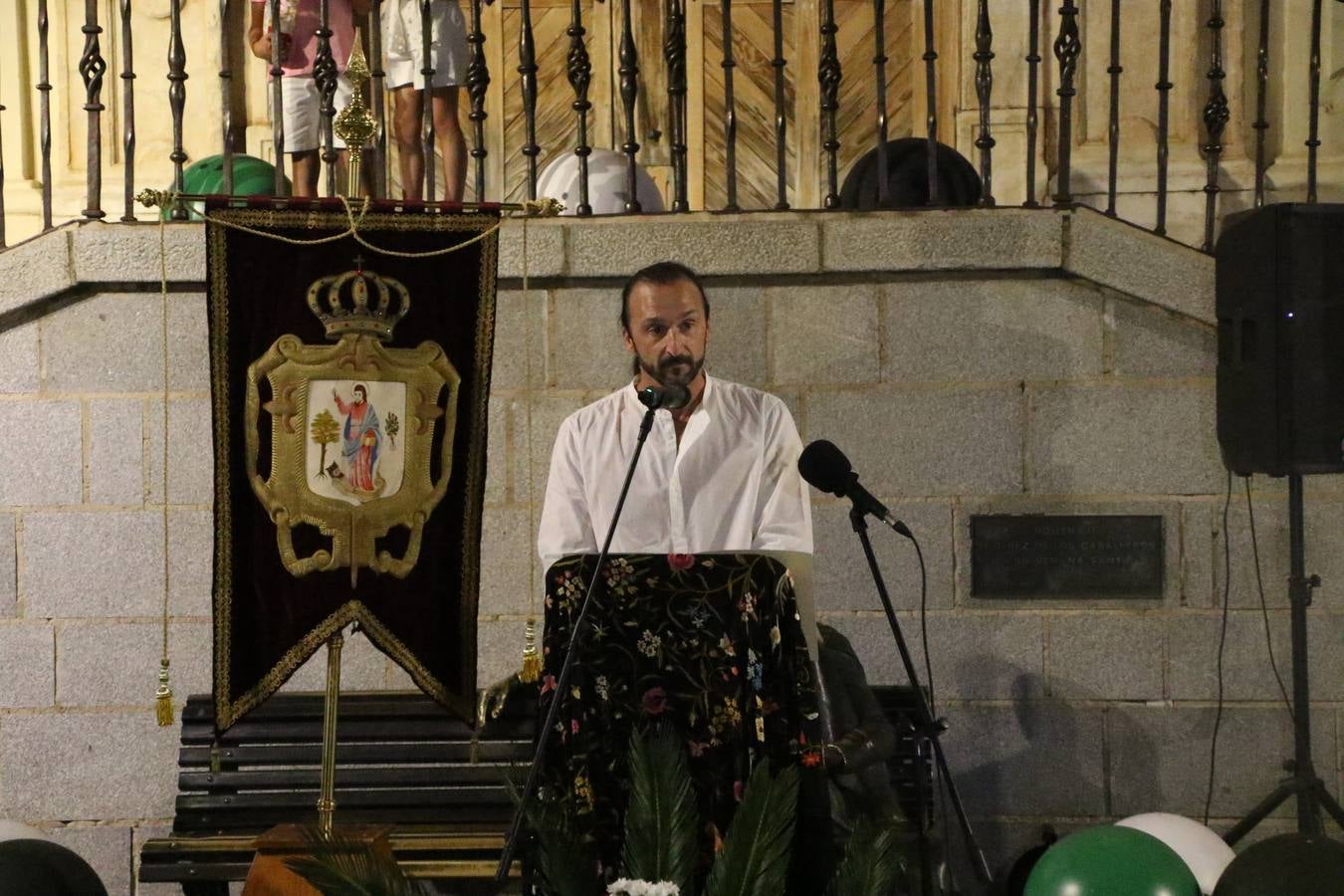 Jerez de los Caballeros conmemoró, ayer, el 'Día de Extremadura', que se celebra hoy, 8 de septiembre, con un acto institucional cargado de emoción y reivindicaciones en la Plaza de España. En su intervención, Juan Carlos Santana, alcalde del municipio, se refirió a la riqueza histórica, cultural y natural de Extremadura y Jerez, y apeló a la unidad para trabajar por un objetivo común: «conseguir un Jerez y una Extremadura mejores, sin localismos, defendiendo la solidaridad entre los territorios». Santana, también, instó a luchar por la igualdad y contra la violencia machista. El regidor, además, reclamó un tren digno para la comarca y que Jerez esté presente en el nuevo mapa ferroviario y de las comunicaciones de Extremadura. En el citado acto, se hizo entrega de varios reconocimientos y medallas a miembros de la Policía Local y Guardia Civil del municipio, y la Asociación Musical Jerez de los Caballeros y el grupo de baile 'Jara y Jerez' deleitaron a los allí presentes con sus actuaciones.