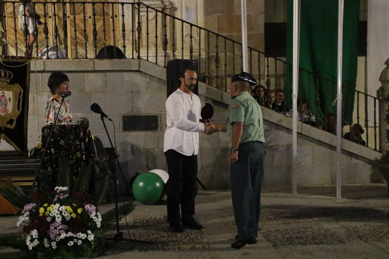 Jerez de los Caballeros conmemoró, ayer, el 'Día de Extremadura', que se celebra hoy, 8 de septiembre, con un acto institucional cargado de emoción y reivindicaciones en la Plaza de España. En su intervención, Juan Carlos Santana, alcalde del municipio, se refirió a la riqueza histórica, cultural y natural de Extremadura y Jerez, y apeló a la unidad para trabajar por un objetivo común: «conseguir un Jerez y una Extremadura mejores, sin localismos, defendiendo la solidaridad entre los territorios». Santana, también, instó a luchar por la igualdad y contra la violencia machista. El regidor, además, reclamó un tren digno para la comarca y que Jerez esté presente en el nuevo mapa ferroviario y de las comunicaciones de Extremadura. En el citado acto, se hizo entrega de varios reconocimientos y medallas a miembros de la Policía Local y Guardia Civil del municipio, y la Asociación Musical Jerez de los Caballeros y el grupo de baile 'Jara y Jerez' deleitaron a los allí presentes con sus actuaciones.