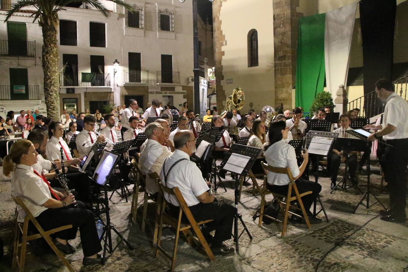 Jerez de los Caballeros conmemoró, ayer, el 'Día de Extremadura', que se celebra hoy, 8 de septiembre, con un acto institucional cargado de emoción y reivindicaciones en la Plaza de España. En su intervención, Juan Carlos Santana, alcalde del municipio, se refirió a la riqueza histórica, cultural y natural de Extremadura y Jerez, y apeló a la unidad para trabajar por un objetivo común: «conseguir un Jerez y una Extremadura mejores, sin localismos, defendiendo la solidaridad entre los territorios». Santana, también, instó a luchar por la igualdad y contra la violencia machista. El regidor, además, reclamó un tren digno para la comarca y que Jerez esté presente en el nuevo mapa ferroviario y de las comunicaciones de Extremadura. En el citado acto, se hizo entrega de varios reconocimientos y medallas a miembros de la Policía Local y Guardia Civil del municipio, y la Asociación Musical Jerez de los Caballeros y el grupo de baile 'Jara y Jerez' deleitaron a los allí presentes con sus actuaciones.