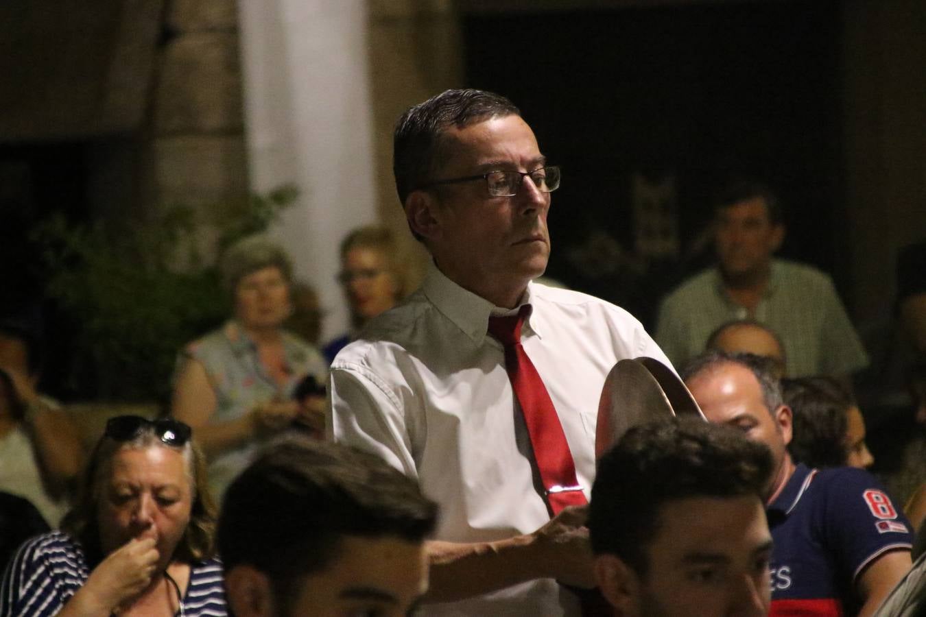 Jerez de los Caballeros conmemoró, ayer, el 'Día de Extremadura', que se celebra hoy, 8 de septiembre, con un acto institucional cargado de emoción y reivindicaciones en la Plaza de España. En su intervención, Juan Carlos Santana, alcalde del municipio, se refirió a la riqueza histórica, cultural y natural de Extremadura y Jerez, y apeló a la unidad para trabajar por un objetivo común: «conseguir un Jerez y una Extremadura mejores, sin localismos, defendiendo la solidaridad entre los territorios». Santana, también, instó a luchar por la igualdad y contra la violencia machista. El regidor, además, reclamó un tren digno para la comarca y que Jerez esté presente en el nuevo mapa ferroviario y de las comunicaciones de Extremadura. En el citado acto, se hizo entrega de varios reconocimientos y medallas a miembros de la Policía Local y Guardia Civil del municipio, y la Asociación Musical Jerez de los Caballeros y el grupo de baile 'Jara y Jerez' deleitaron a los allí presentes con sus actuaciones.