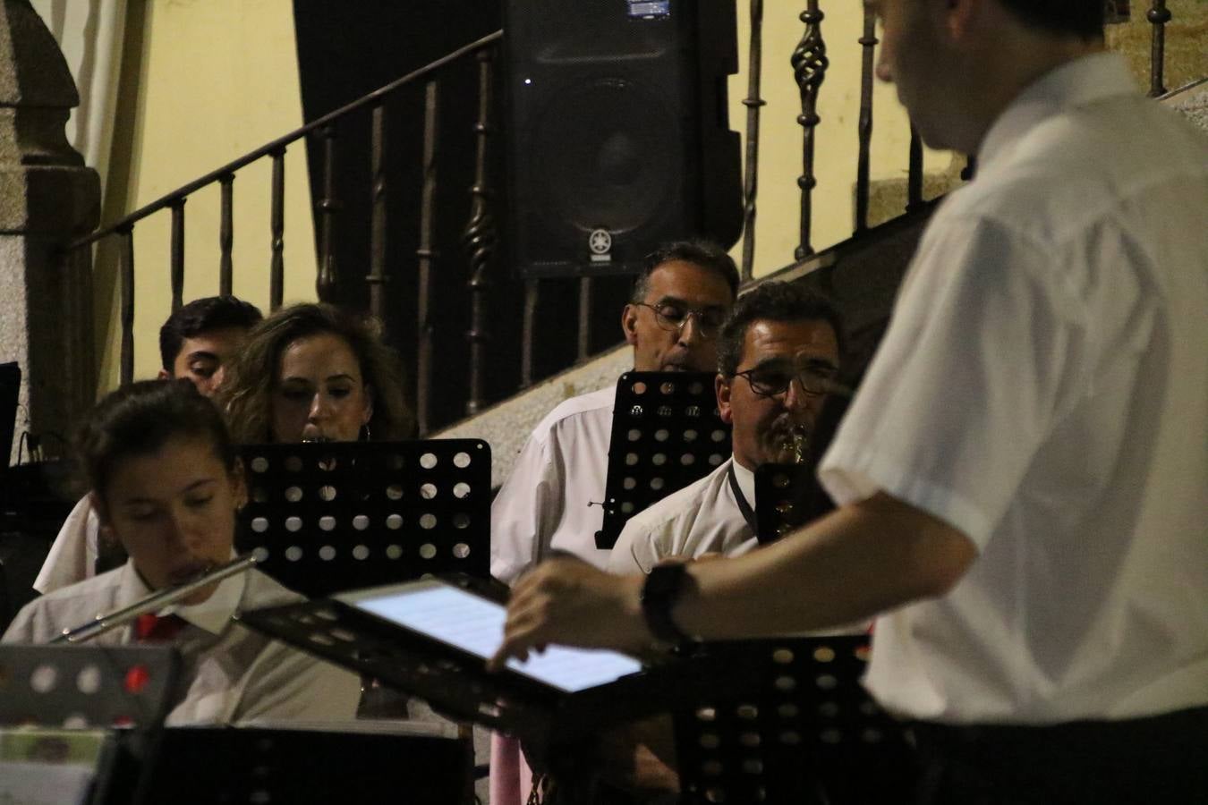 Jerez de los Caballeros conmemoró, ayer, el 'Día de Extremadura', que se celebra hoy, 8 de septiembre, con un acto institucional cargado de emoción y reivindicaciones en la Plaza de España. En su intervención, Juan Carlos Santana, alcalde del municipio, se refirió a la riqueza histórica, cultural y natural de Extremadura y Jerez, y apeló a la unidad para trabajar por un objetivo común: «conseguir un Jerez y una Extremadura mejores, sin localismos, defendiendo la solidaridad entre los territorios». Santana, también, instó a luchar por la igualdad y contra la violencia machista. El regidor, además, reclamó un tren digno para la comarca y que Jerez esté presente en el nuevo mapa ferroviario y de las comunicaciones de Extremadura. En el citado acto, se hizo entrega de varios reconocimientos y medallas a miembros de la Policía Local y Guardia Civil del municipio, y la Asociación Musical Jerez de los Caballeros y el grupo de baile 'Jara y Jerez' deleitaron a los allí presentes con sus actuaciones.