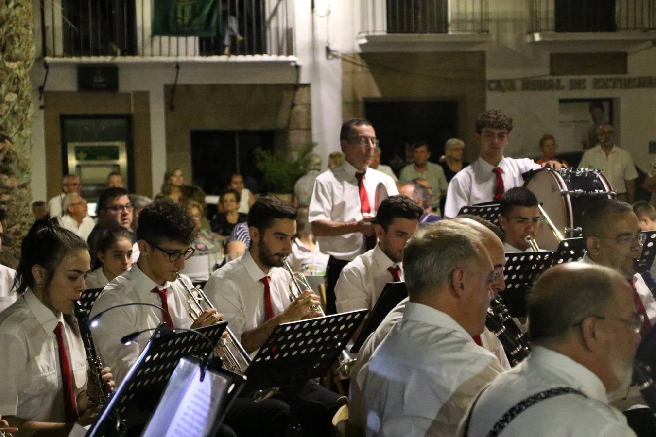 Jerez de los Caballeros conmemoró, ayer, el 'Día de Extremadura', que se celebra hoy, 8 de septiembre, con un acto institucional cargado de emoción y reivindicaciones en la Plaza de España. En su intervención, Juan Carlos Santana, alcalde del municipio, se refirió a la riqueza histórica, cultural y natural de Extremadura y Jerez, y apeló a la unidad para trabajar por un objetivo común: «conseguir un Jerez y una Extremadura mejores, sin localismos, defendiendo la solidaridad entre los territorios». Santana, también, instó a luchar por la igualdad y contra la violencia machista. El regidor, además, reclamó un tren digno para la comarca y que Jerez esté presente en el nuevo mapa ferroviario y de las comunicaciones de Extremadura. En el citado acto, se hizo entrega de varios reconocimientos y medallas a miembros de la Policía Local y Guardia Civil del municipio, y la Asociación Musical Jerez de los Caballeros y el grupo de baile 'Jara y Jerez' deleitaron a los allí presentes con sus actuaciones.
