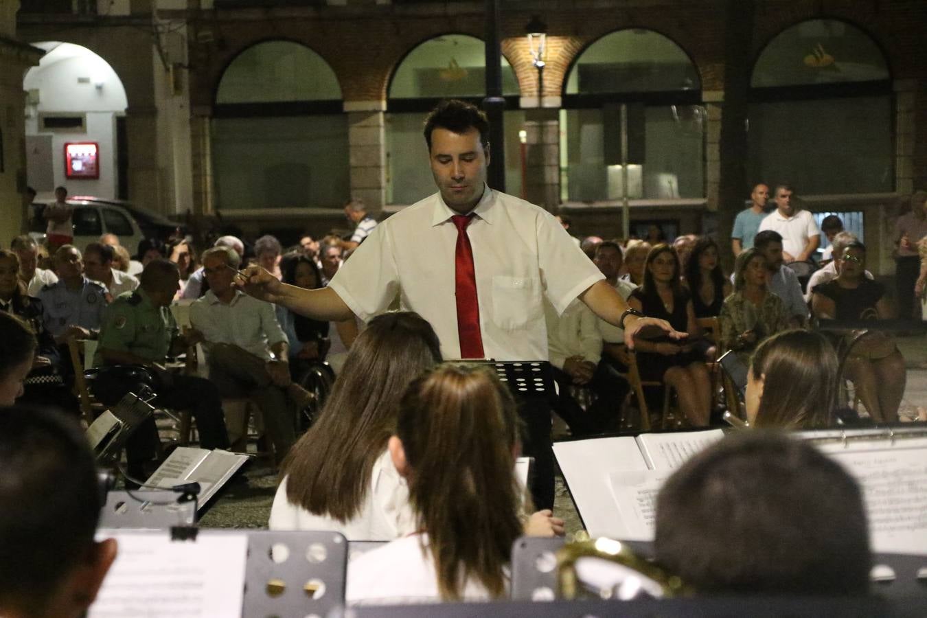 Jerez de los Caballeros conmemoró, ayer, el 'Día de Extremadura', que se celebra hoy, 8 de septiembre, con un acto institucional cargado de emoción y reivindicaciones en la Plaza de España. En su intervención, Juan Carlos Santana, alcalde del municipio, se refirió a la riqueza histórica, cultural y natural de Extremadura y Jerez, y apeló a la unidad para trabajar por un objetivo común: «conseguir un Jerez y una Extremadura mejores, sin localismos, defendiendo la solidaridad entre los territorios». Santana, también, instó a luchar por la igualdad y contra la violencia machista. El regidor, además, reclamó un tren digno para la comarca y que Jerez esté presente en el nuevo mapa ferroviario y de las comunicaciones de Extremadura. En el citado acto, se hizo entrega de varios reconocimientos y medallas a miembros de la Policía Local y Guardia Civil del municipio, y la Asociación Musical Jerez de los Caballeros y el grupo de baile 'Jara y Jerez' deleitaron a los allí presentes con sus actuaciones.