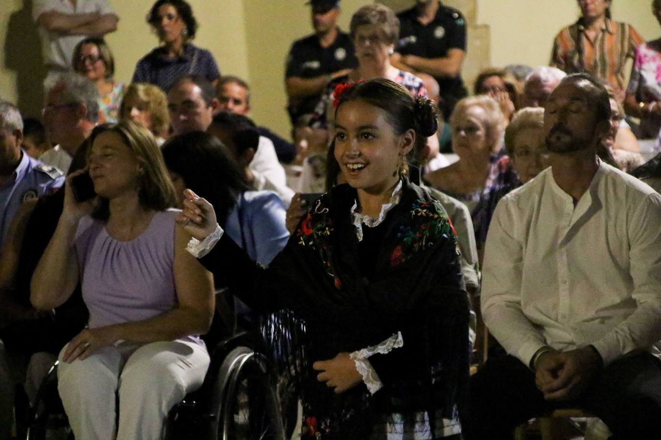 Jerez de los Caballeros conmemoró, ayer, el 'Día de Extremadura', que se celebra hoy, 8 de septiembre, con un acto institucional cargado de emoción y reivindicaciones en la Plaza de España. En su intervención, Juan Carlos Santana, alcalde del municipio, se refirió a la riqueza histórica, cultural y natural de Extremadura y Jerez, y apeló a la unidad para trabajar por un objetivo común: «conseguir un Jerez y una Extremadura mejores, sin localismos, defendiendo la solidaridad entre los territorios». Santana, también, instó a luchar por la igualdad y contra la violencia machista. El regidor, además, reclamó un tren digno para la comarca y que Jerez esté presente en el nuevo mapa ferroviario y de las comunicaciones de Extremadura. En el citado acto, se hizo entrega de varios reconocimientos y medallas a miembros de la Policía Local y Guardia Civil del municipio, y la Asociación Musical Jerez de los Caballeros y el grupo de baile 'Jara y Jerez' deleitaron a los allí presentes con sus actuaciones.